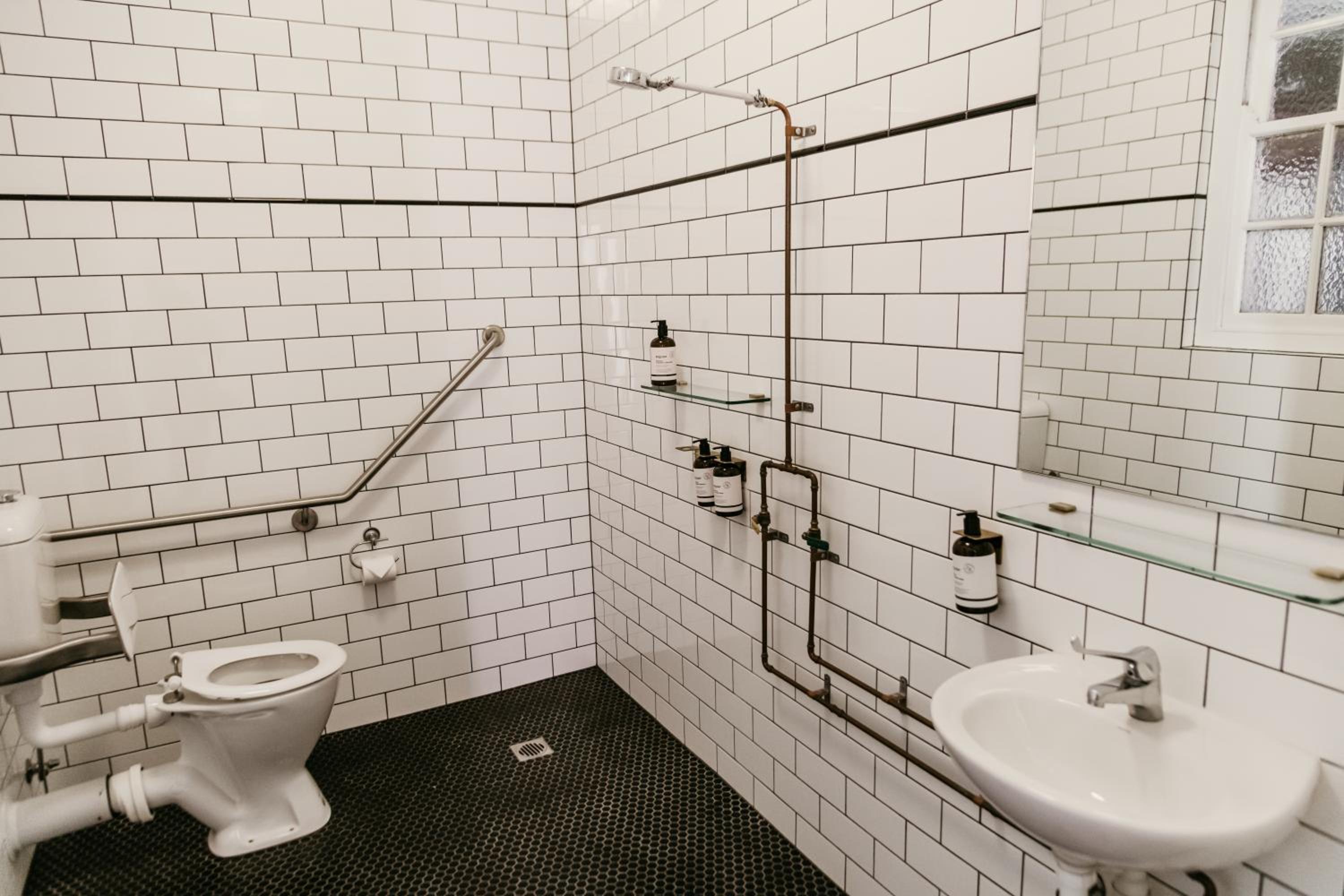Queen Room - Disability Access - Photo 4