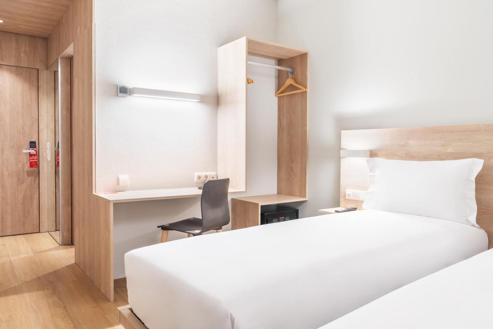 Twin Room - Photo 2