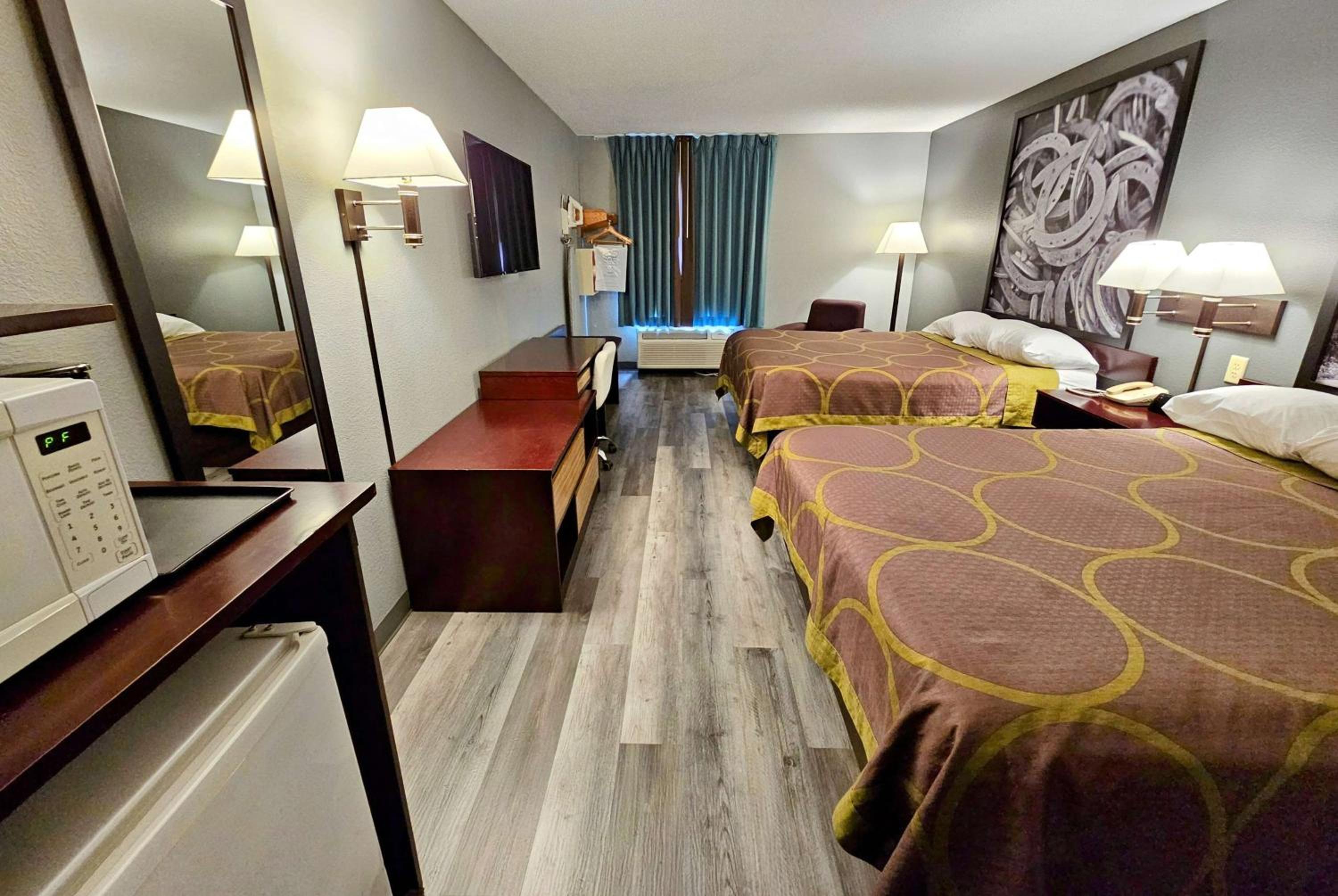 Queen Room with Two Queen Beds - Non-Smoking photo 1
