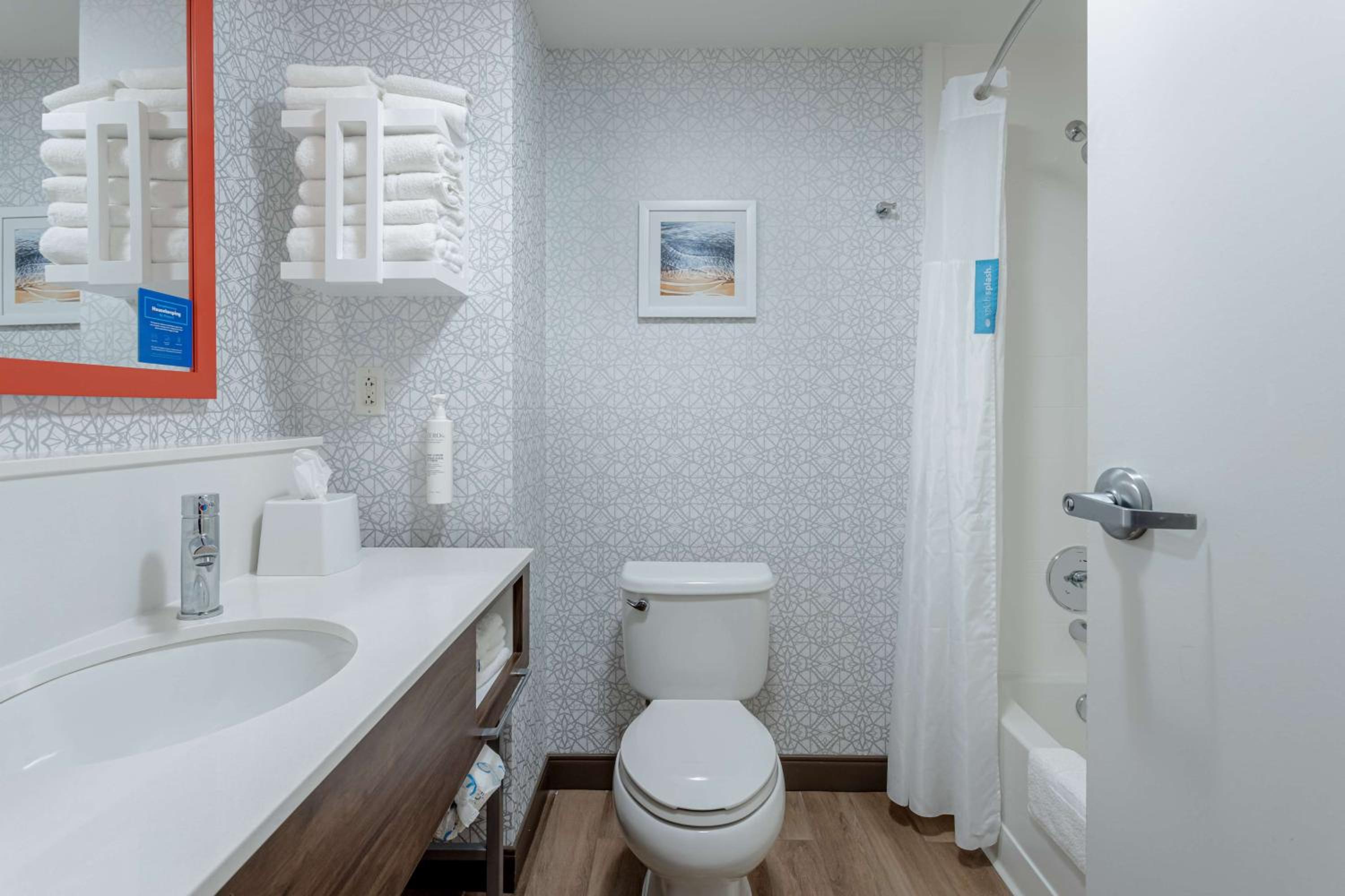 Queen Room with Two Queen Beds and Ocean View - Photo 4