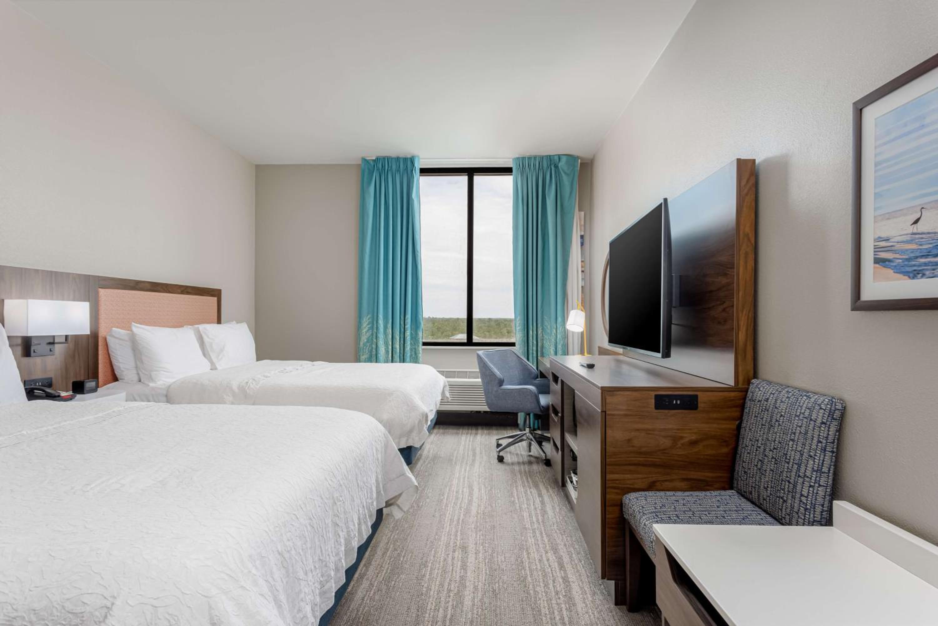 Queen Room with Two Queen Beds - Photo 2