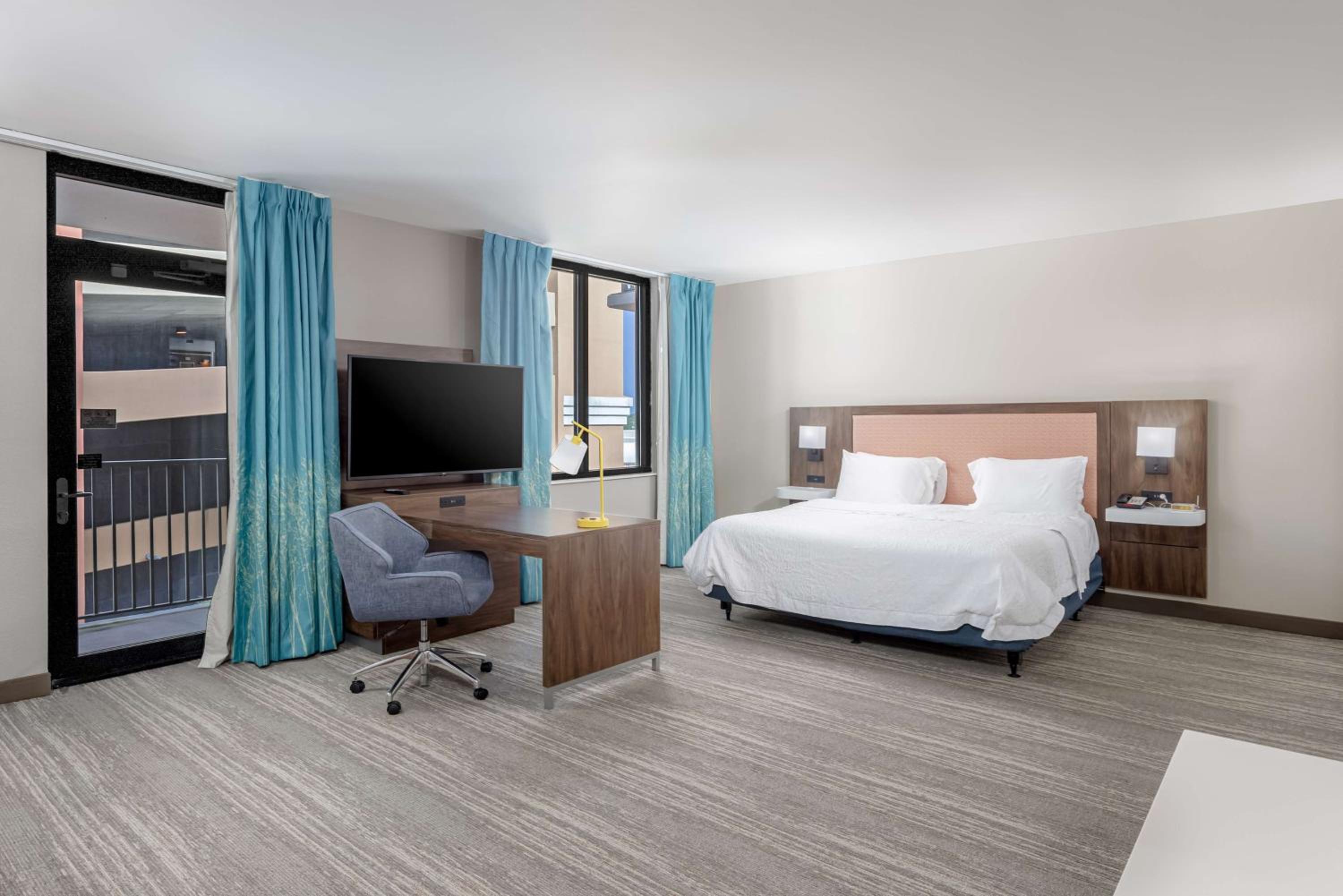 King Room with Roll-in Shower - Disability Access/Non-Smoking photo 2
