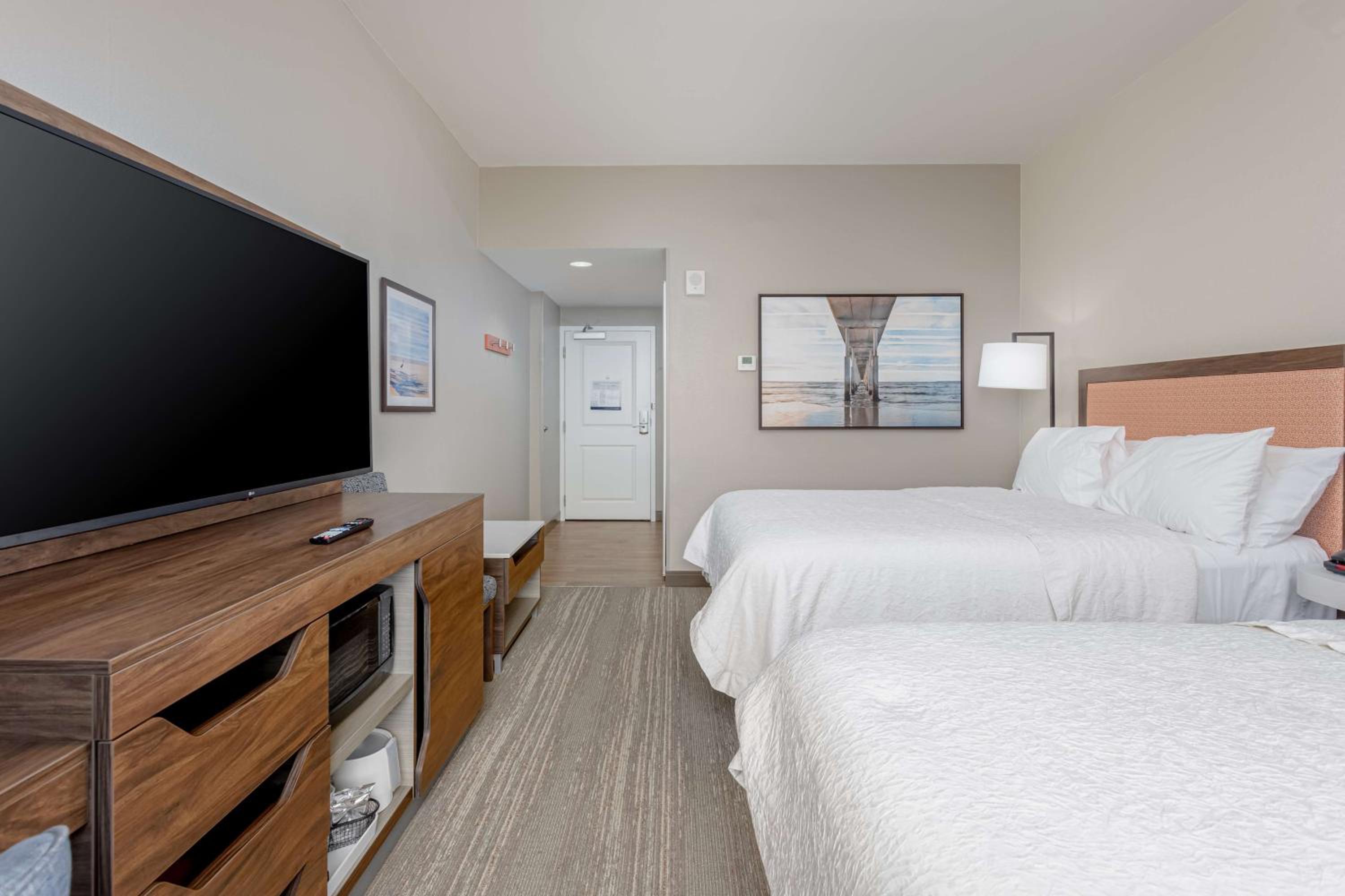 Queen Room with Two Queen Beds - Photo 4