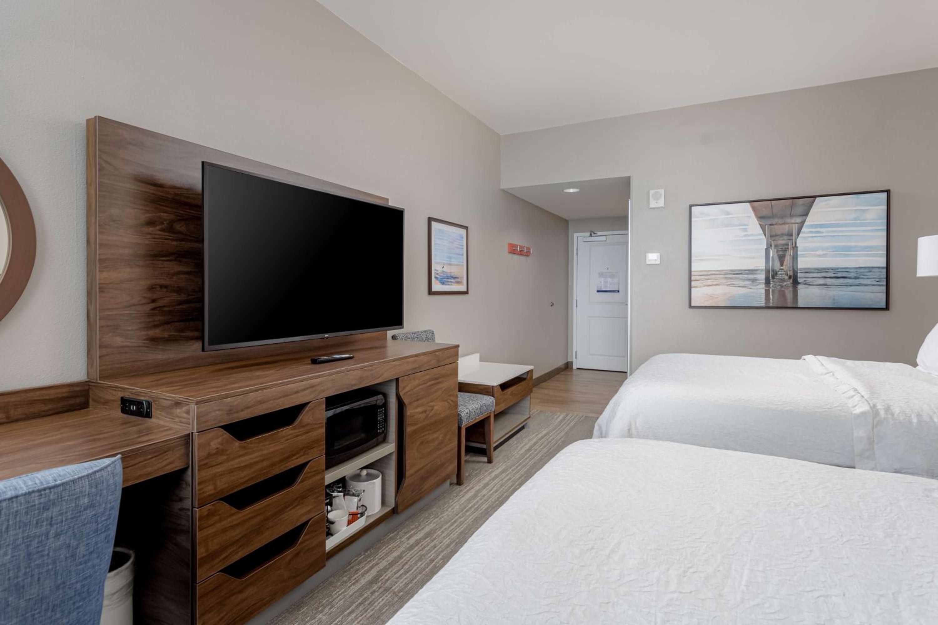 Queen Room with Two Queen Beds and Ocean View - Photo 2