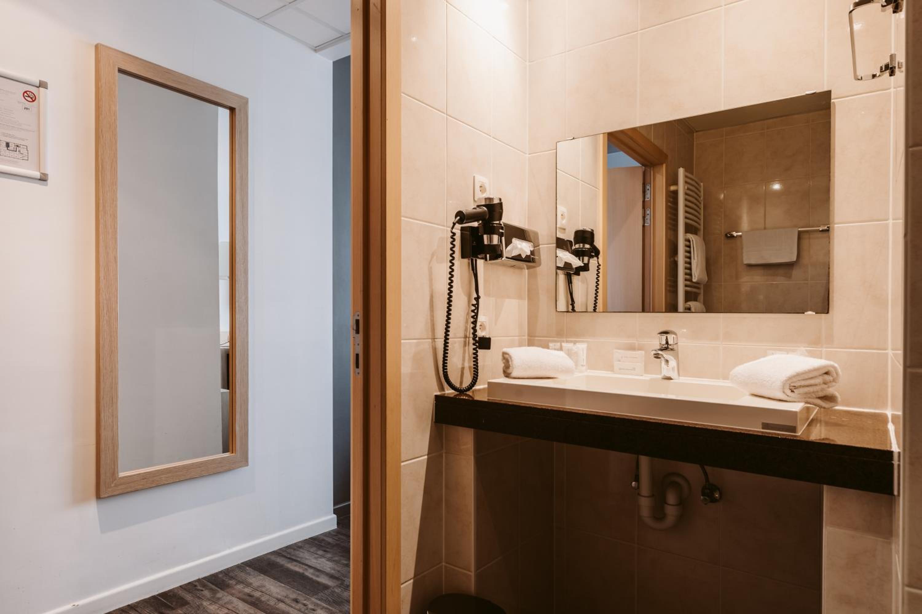 Standard Double Room - Photo 8