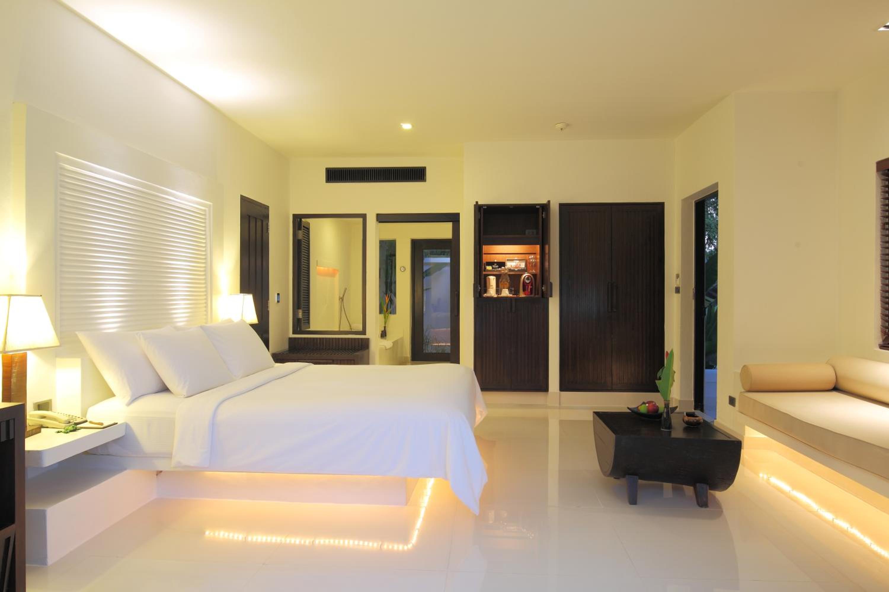 Deluxe King with Pool View