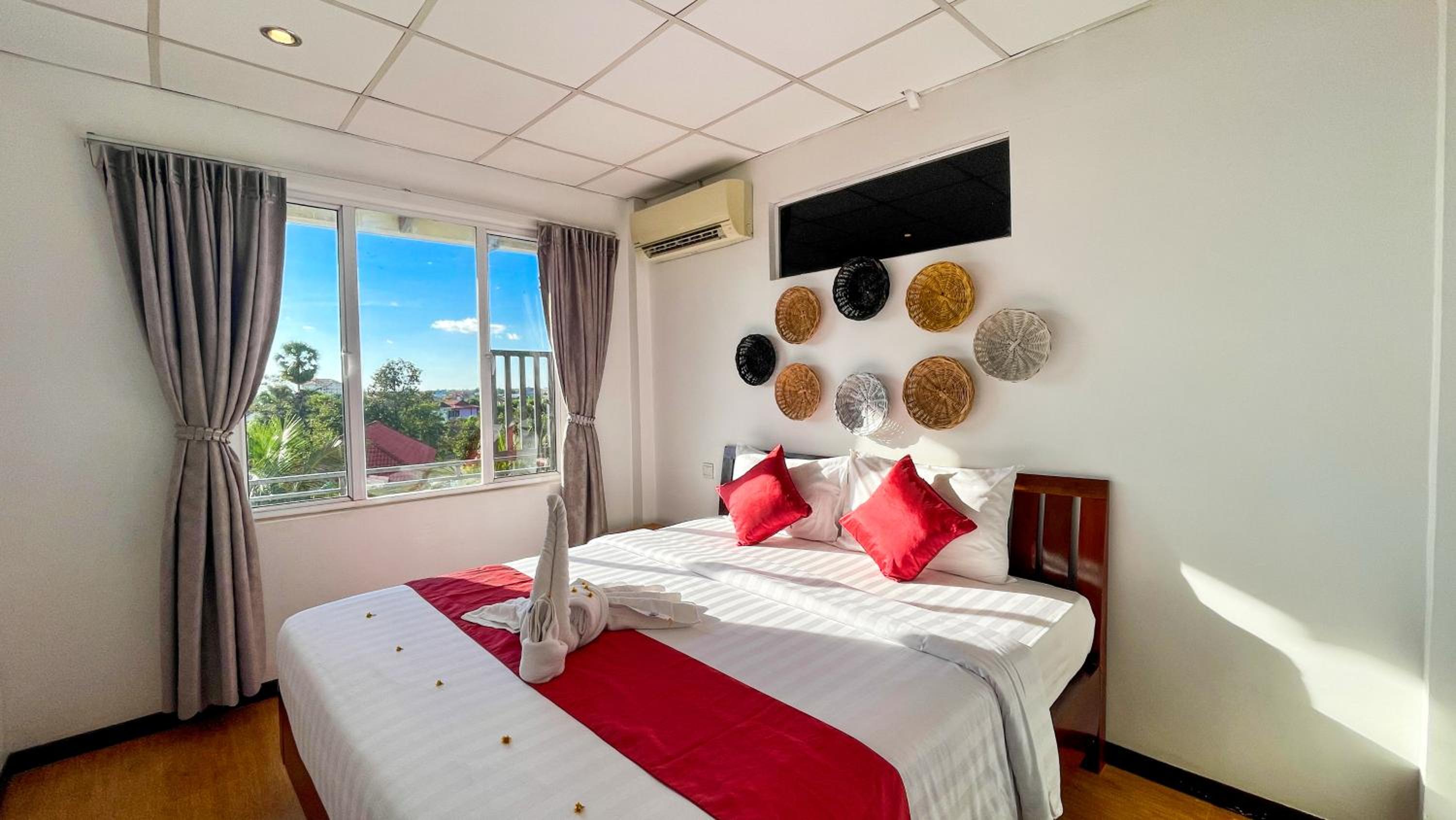 Deluxe Double With Terrace City View - Free Pick Up - Photo 1
