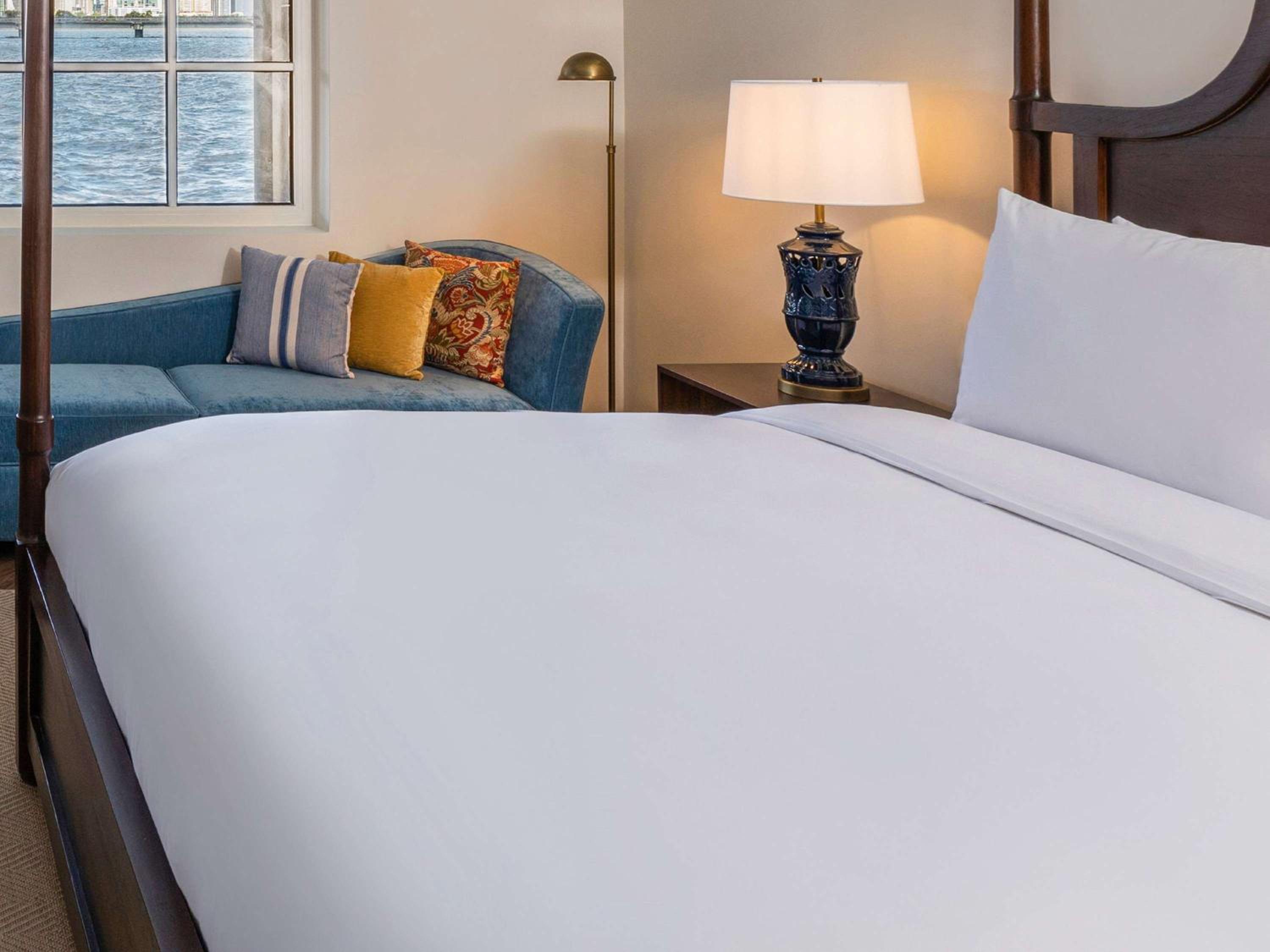 Superior King Room with Partial Ocean View - Photo 4