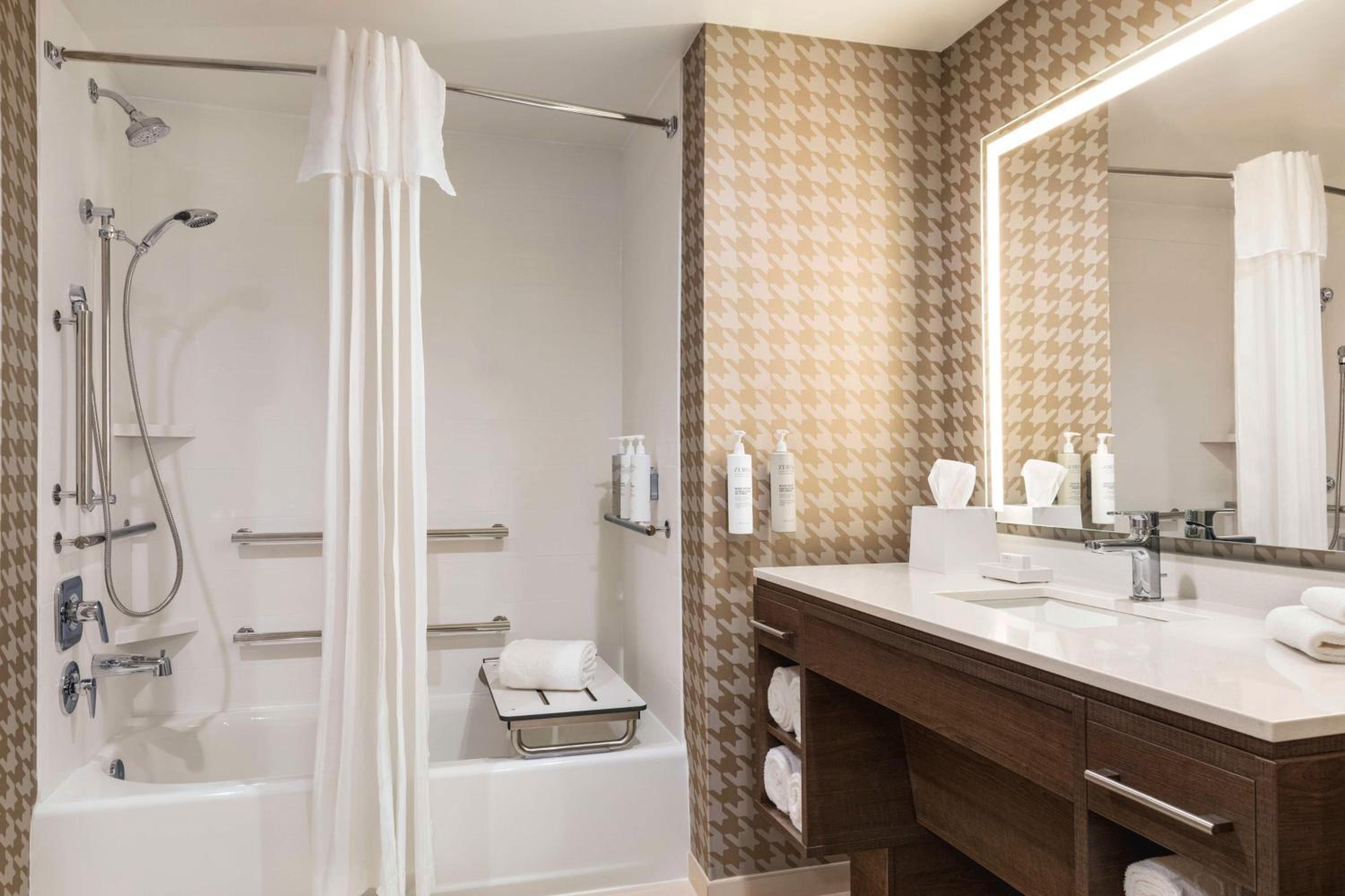 King Suite with Accessible Bathtub - Photo 2