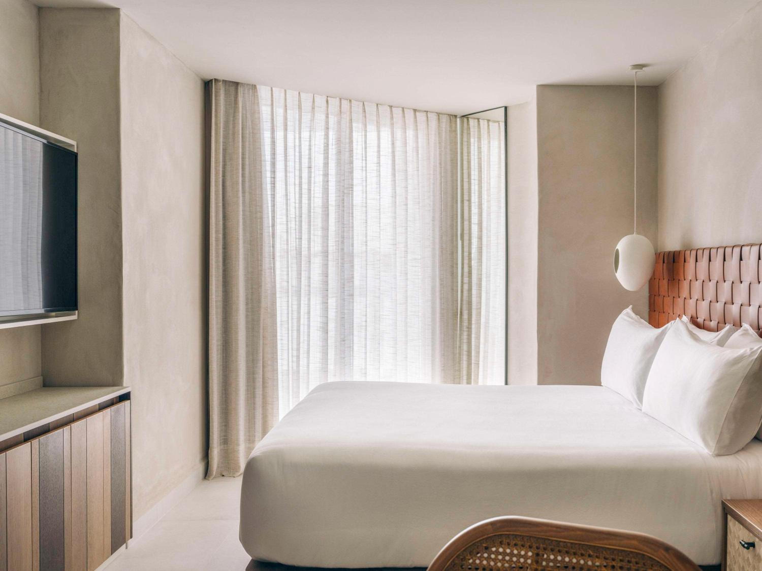 Deluxe King Room - Mobility Accessible - Photo 2