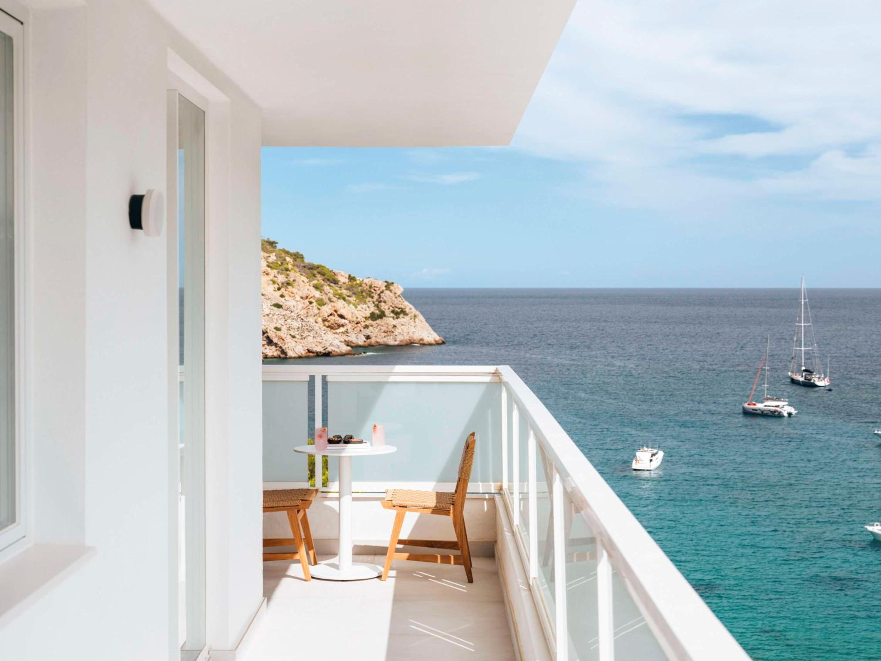 Panoramic Suite with Sea View - Photo 11