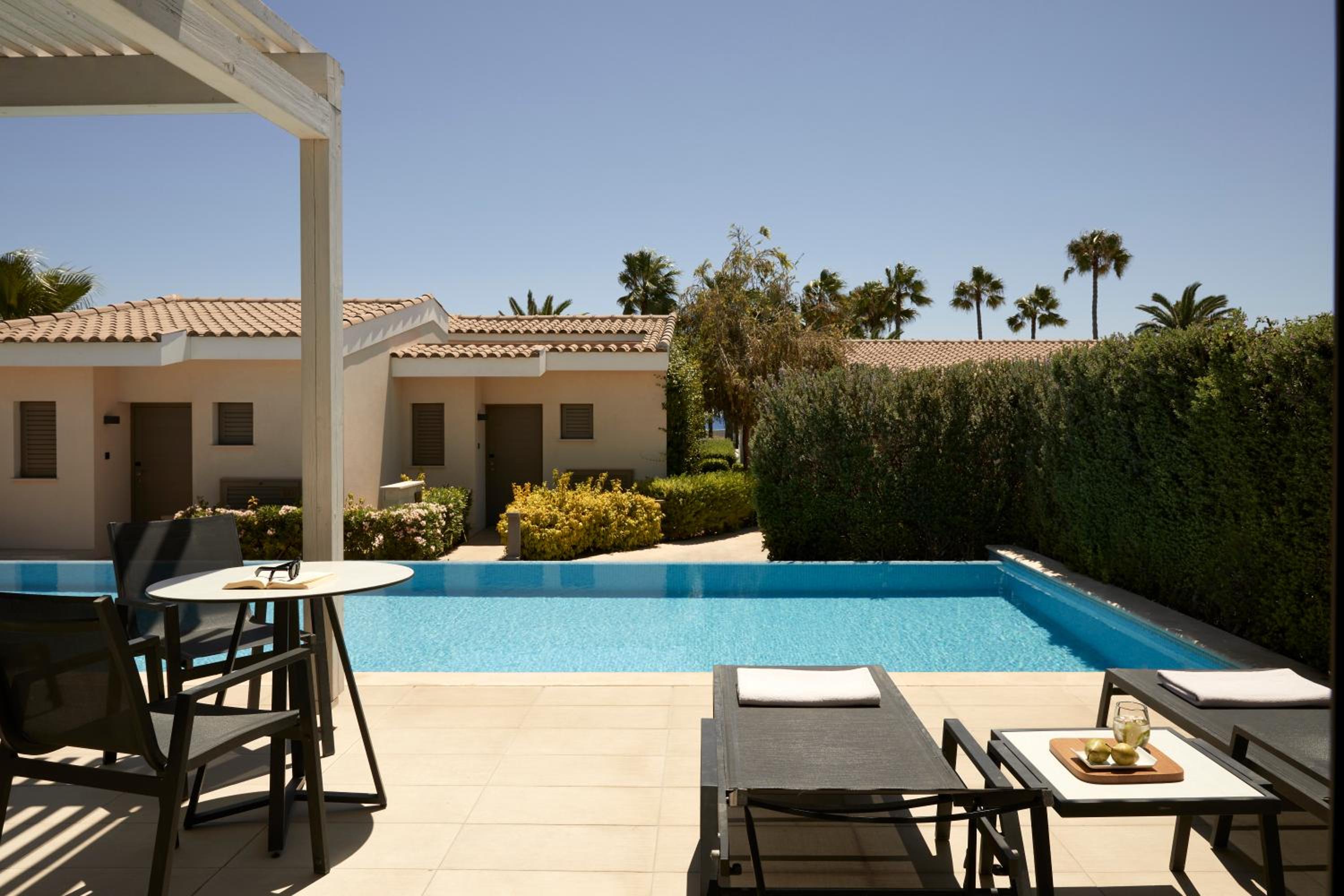 Double Room Swim up Pool view (Bungalows Area) - Photo 5