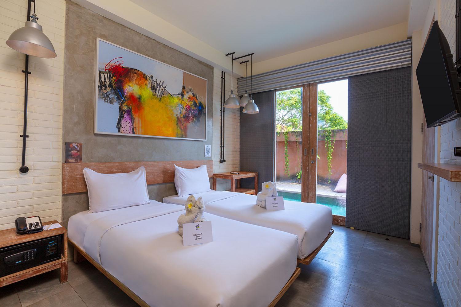 Deluxe Room With Pool Access photo 3