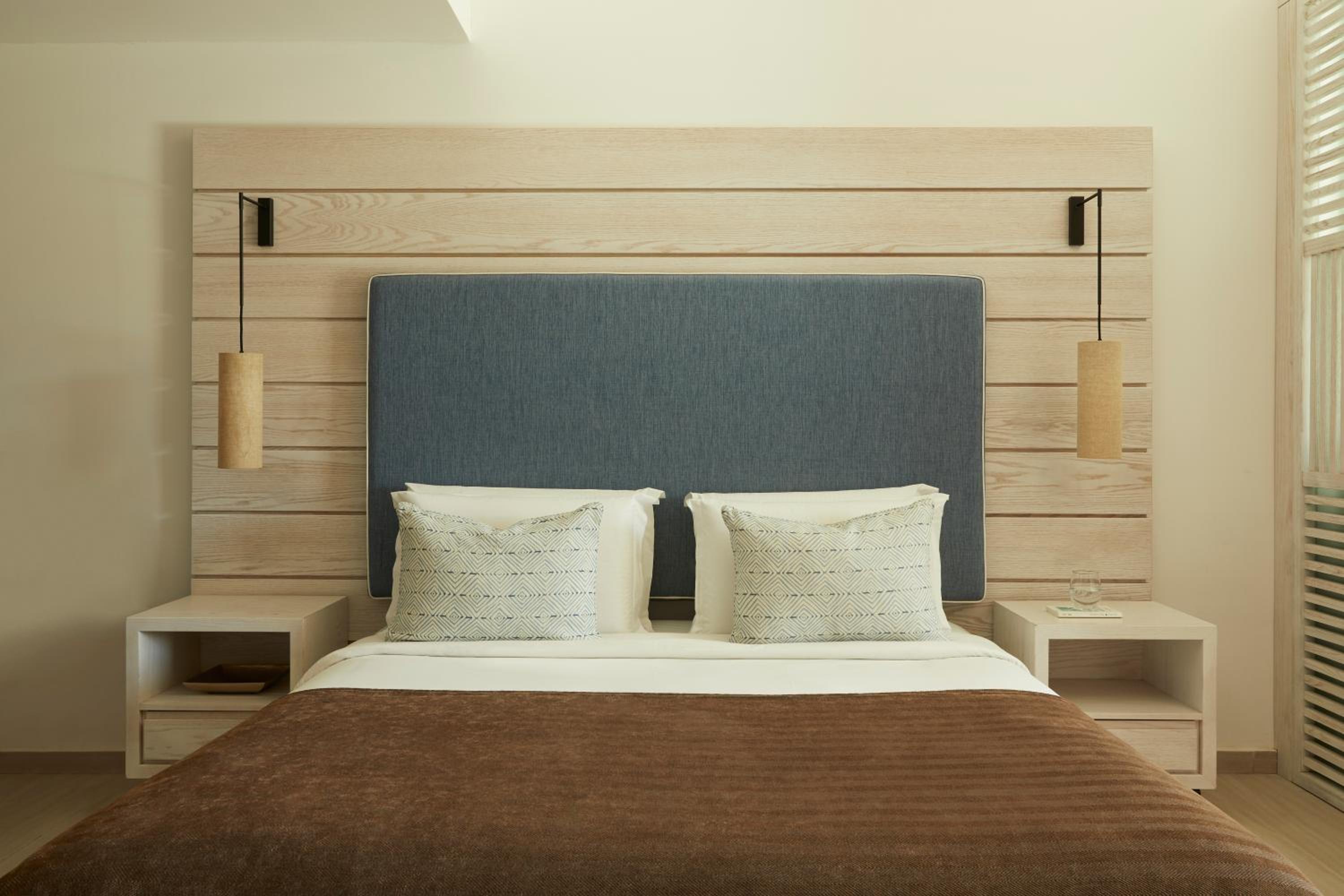 Quarto Familiar com porta de correr e vista para a piscina (Área dos Bangalôs)