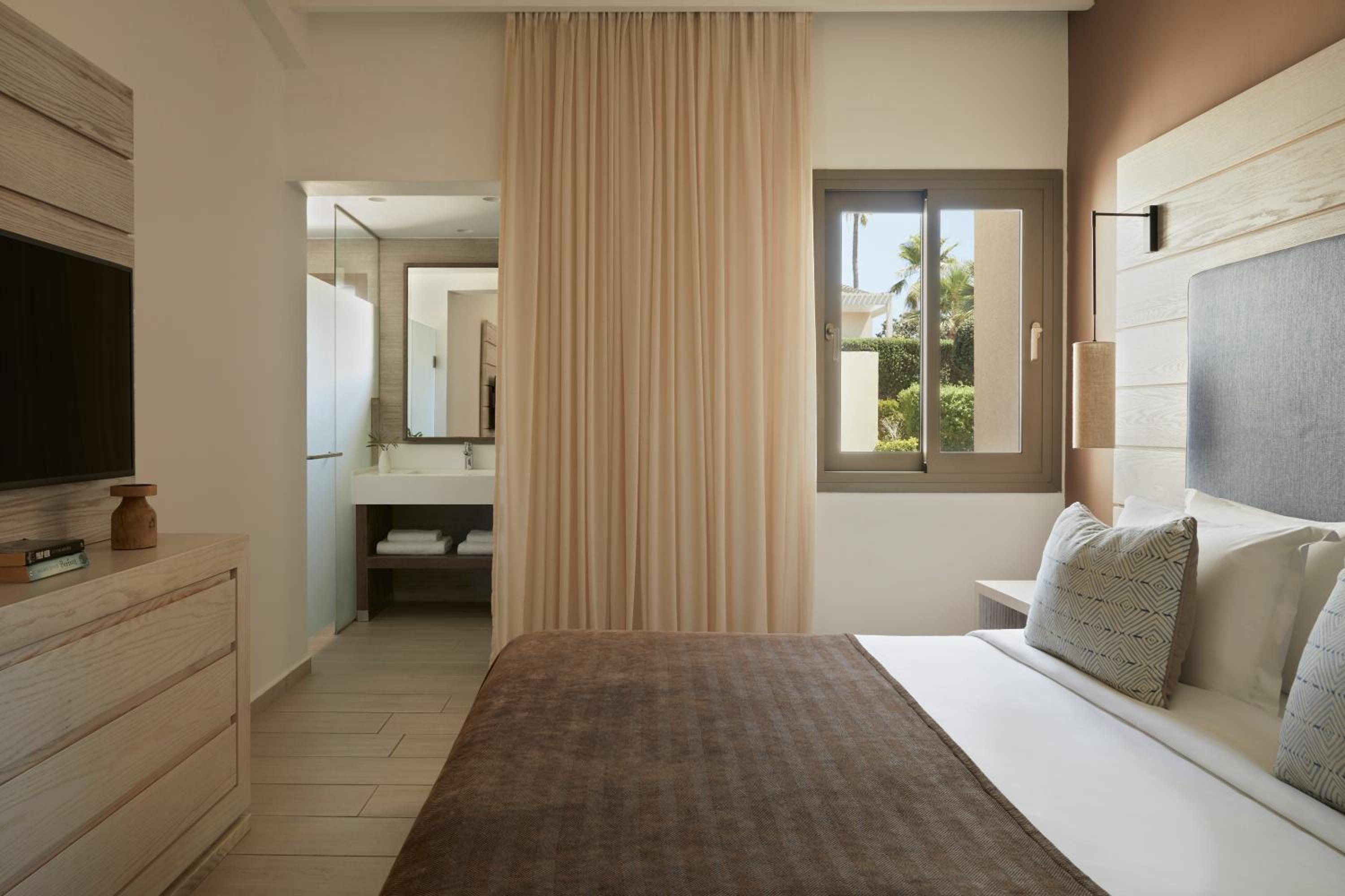 Two Bedroom Suite Swim up Pool view (Bungalow Area) - Photo 1