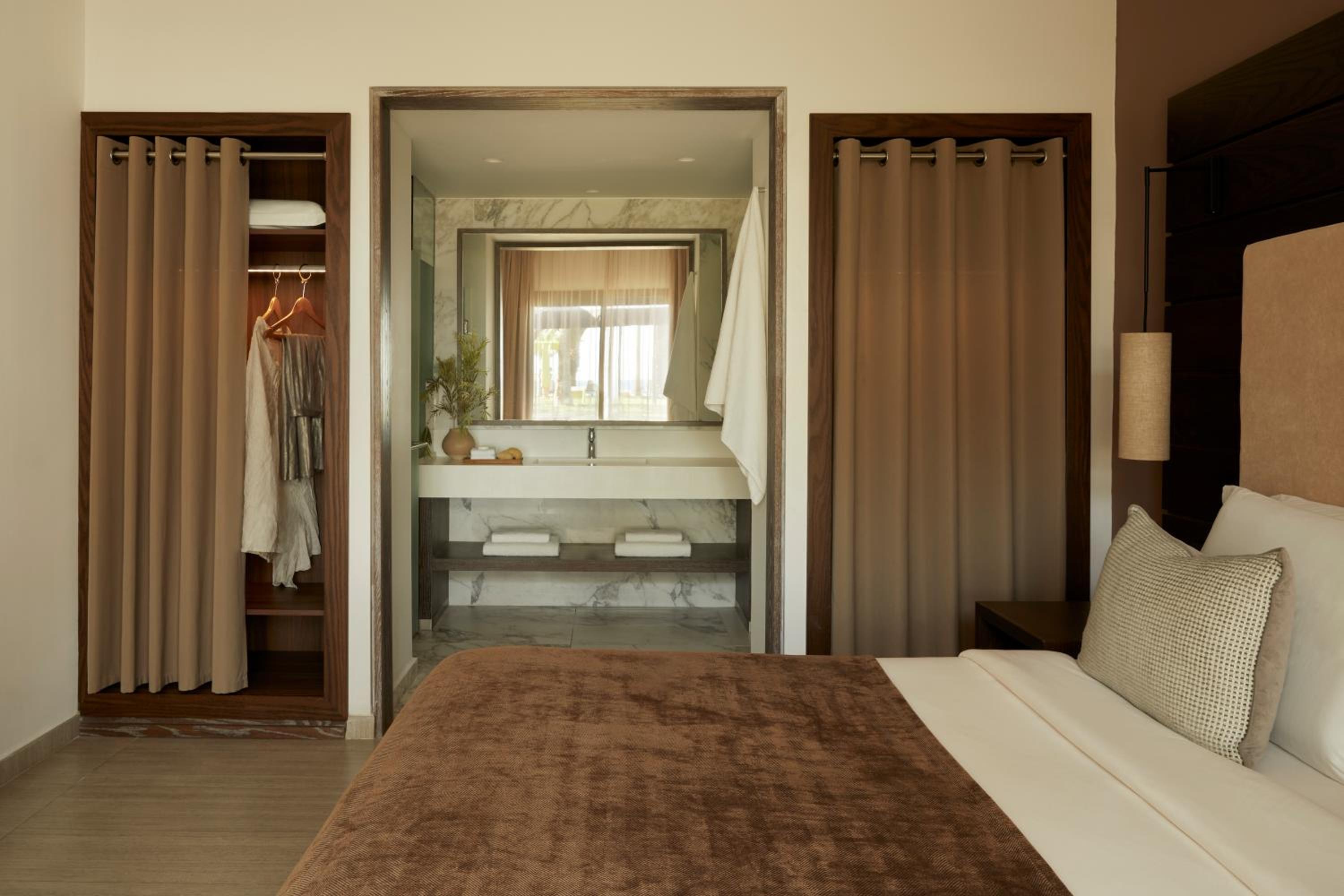 Mare Suite Swim Up (Bungalow Area) - Photo 1