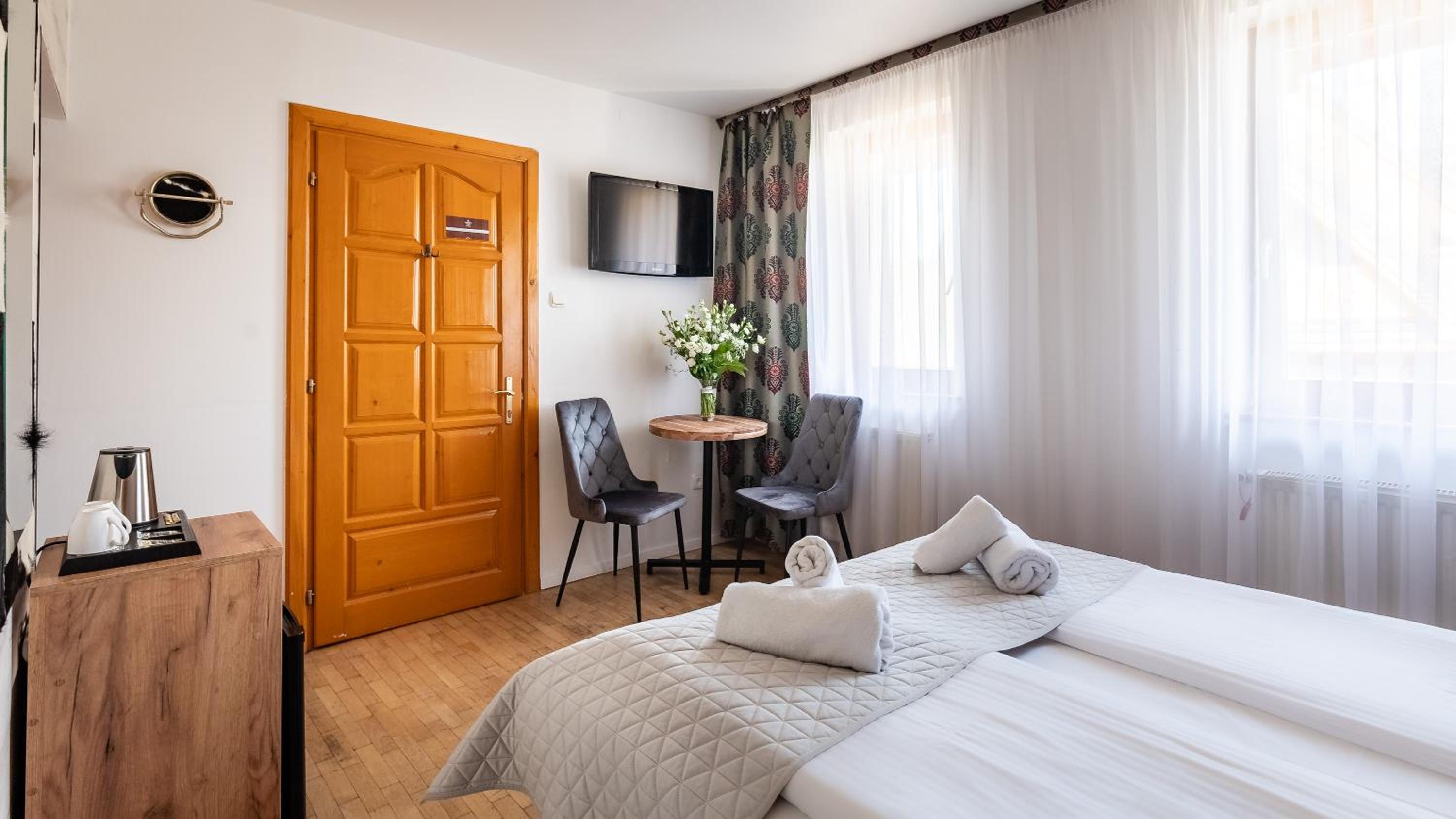 Standard Double or Twin Room - Photo 7