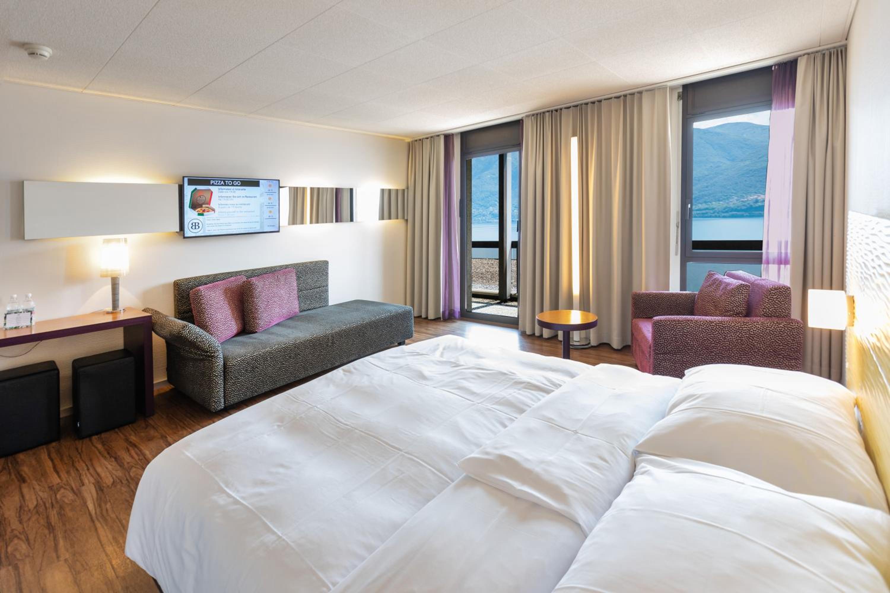 Large Comfort Lake View Room photo 2