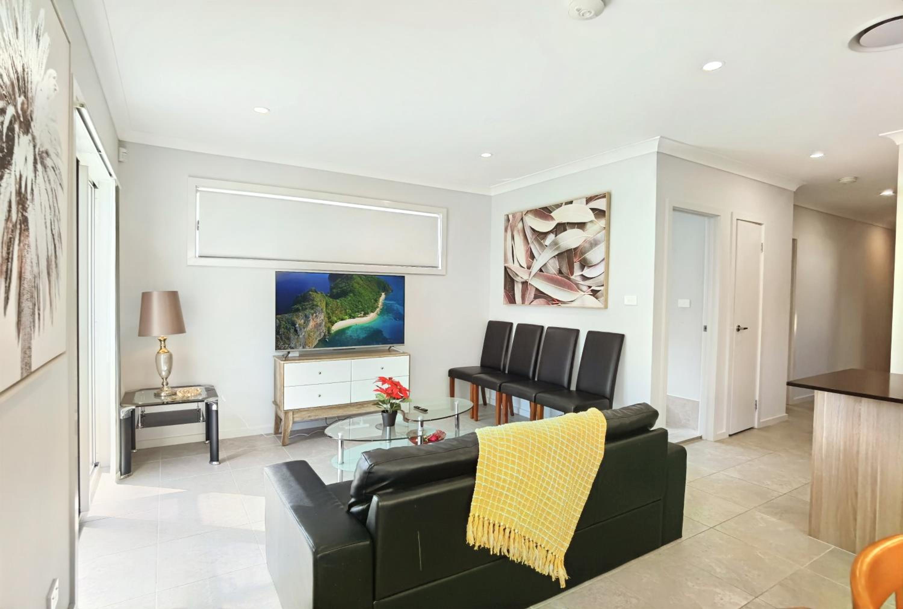 Five-Bedroom House photo 2