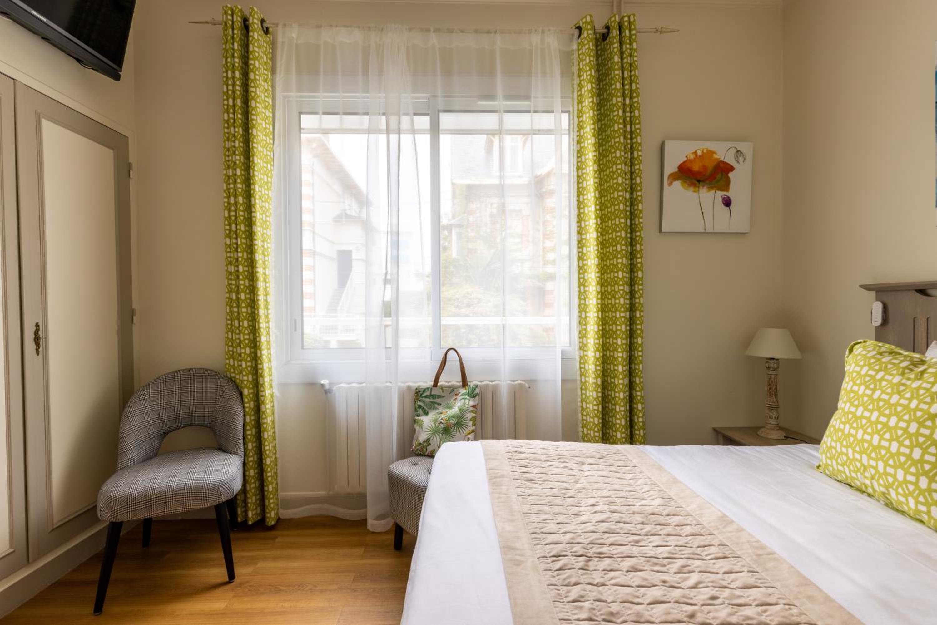 Standard Double Room with Courtyard View - Photo 9