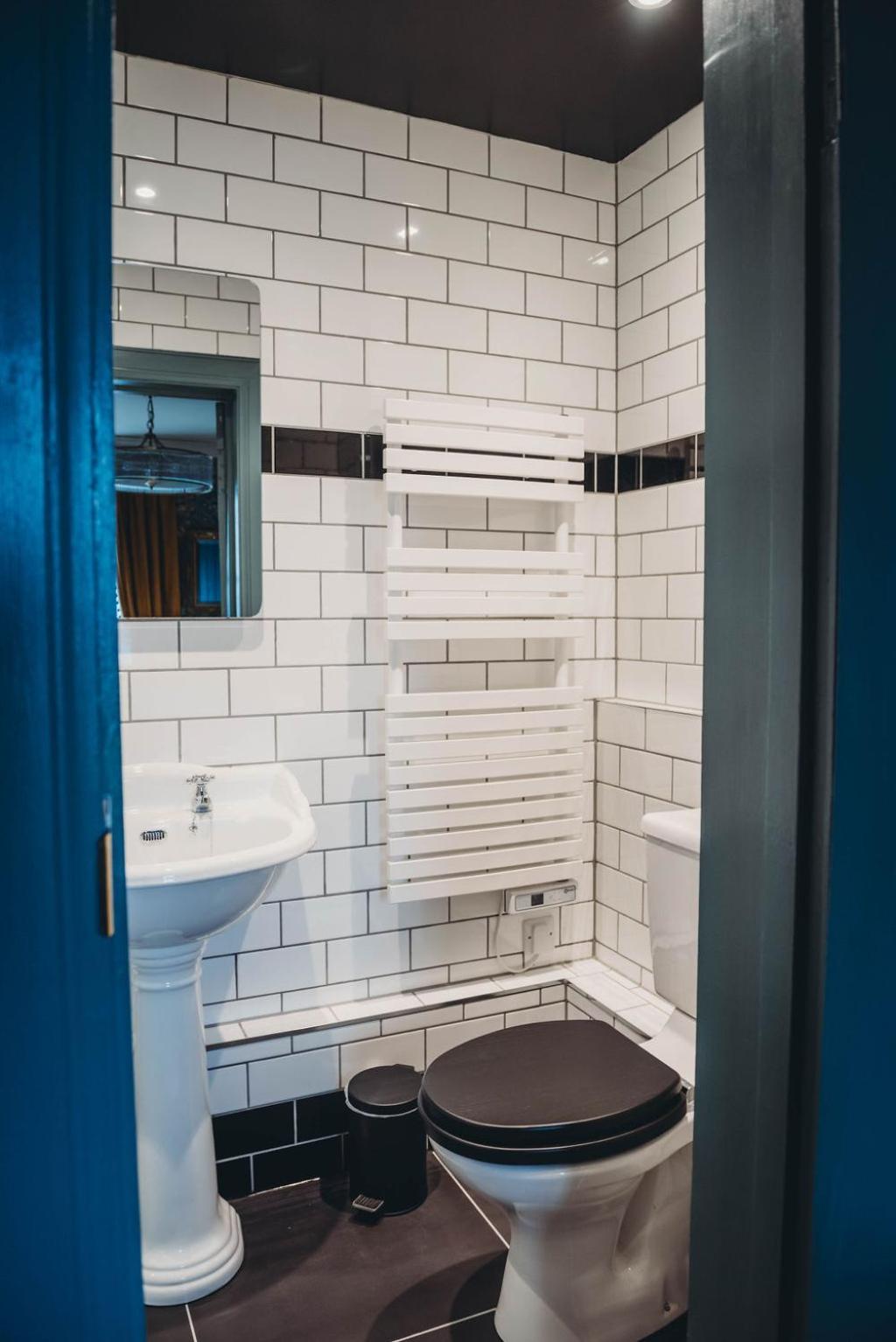 Deluxe King Room - Photo 6