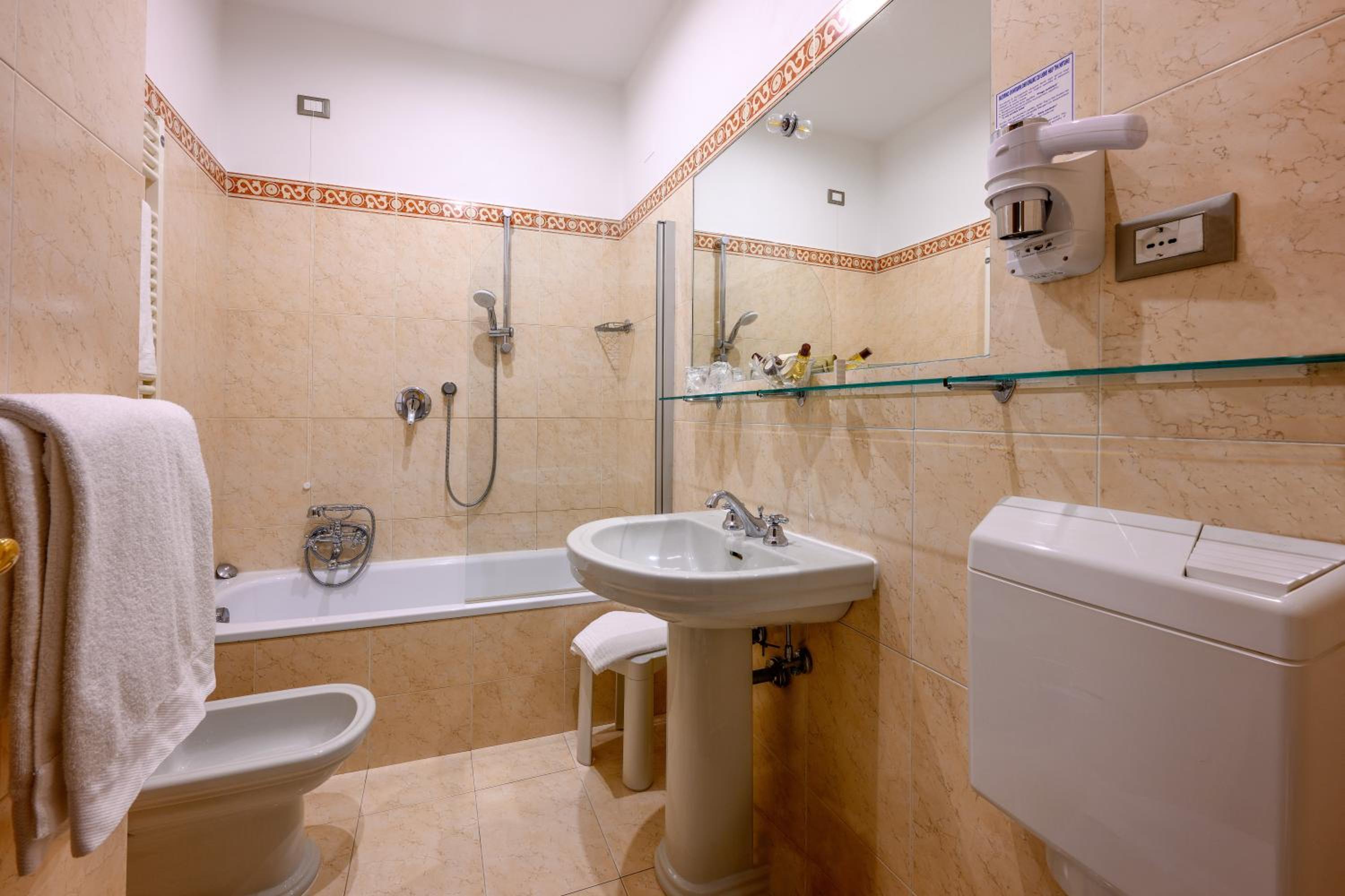 Double Room - Photo 8