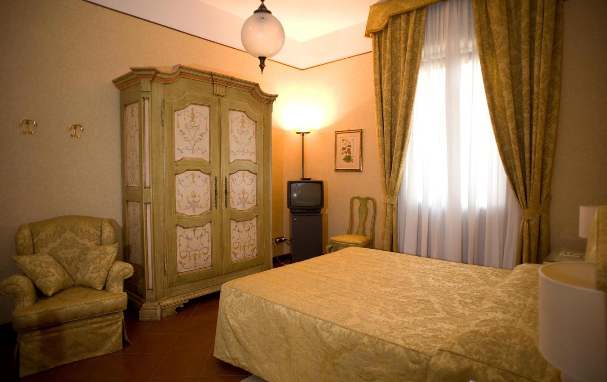Double Room - Photo 2