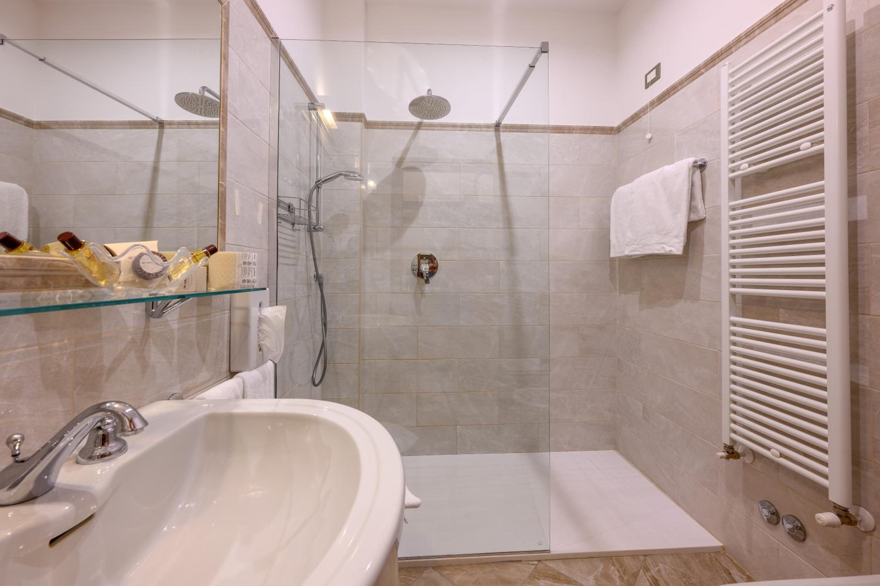 Twin Room - Photo 2