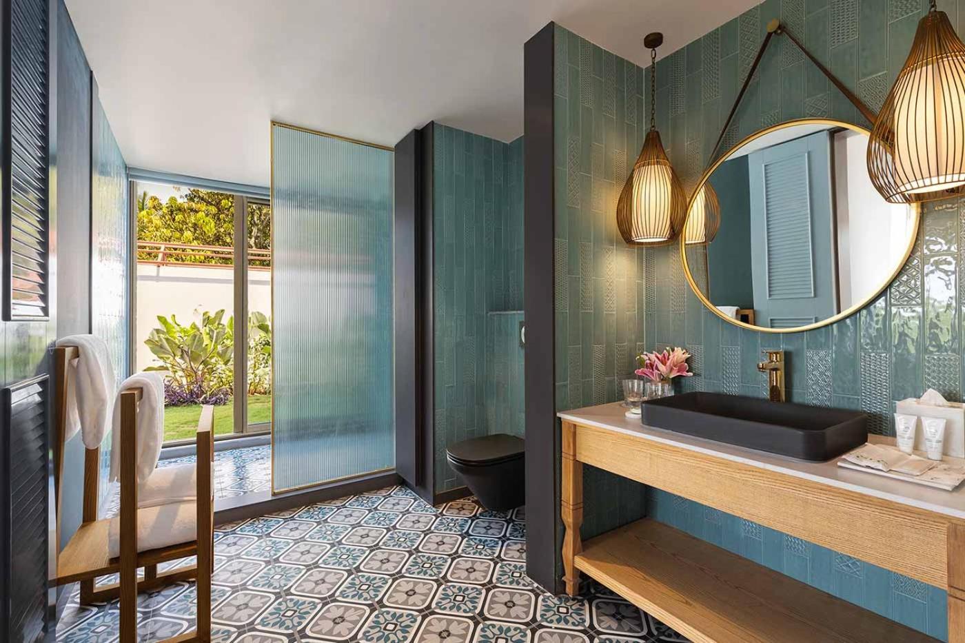 Superior King Room with Welcome drink, Hi-tea from 4:30 PM to 5:30 PM, 20% off on F&B, Spa, and Laundry services, Complimentary fish-feeding activity for all children photo