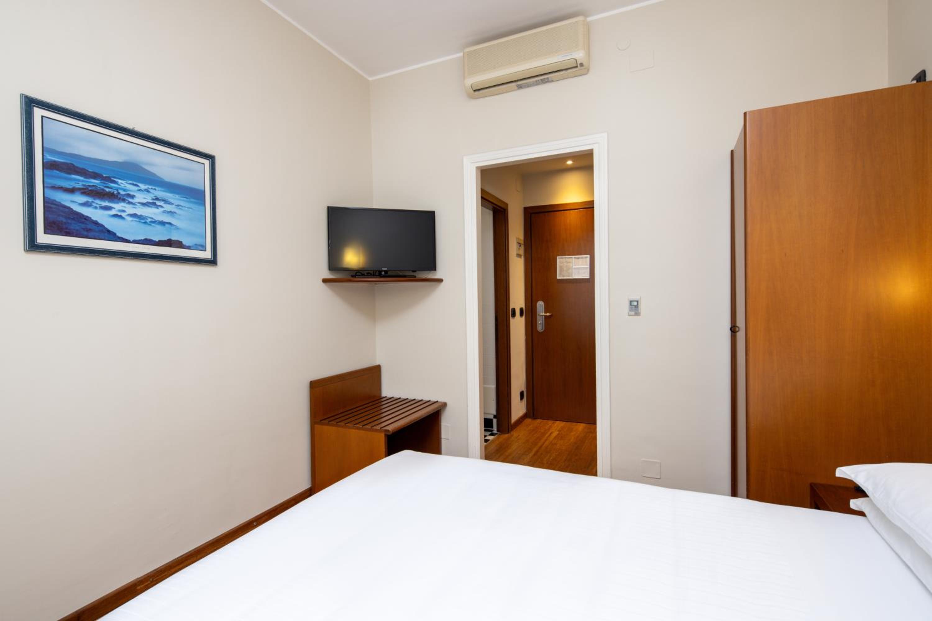 Standard Double Room - Photo 5