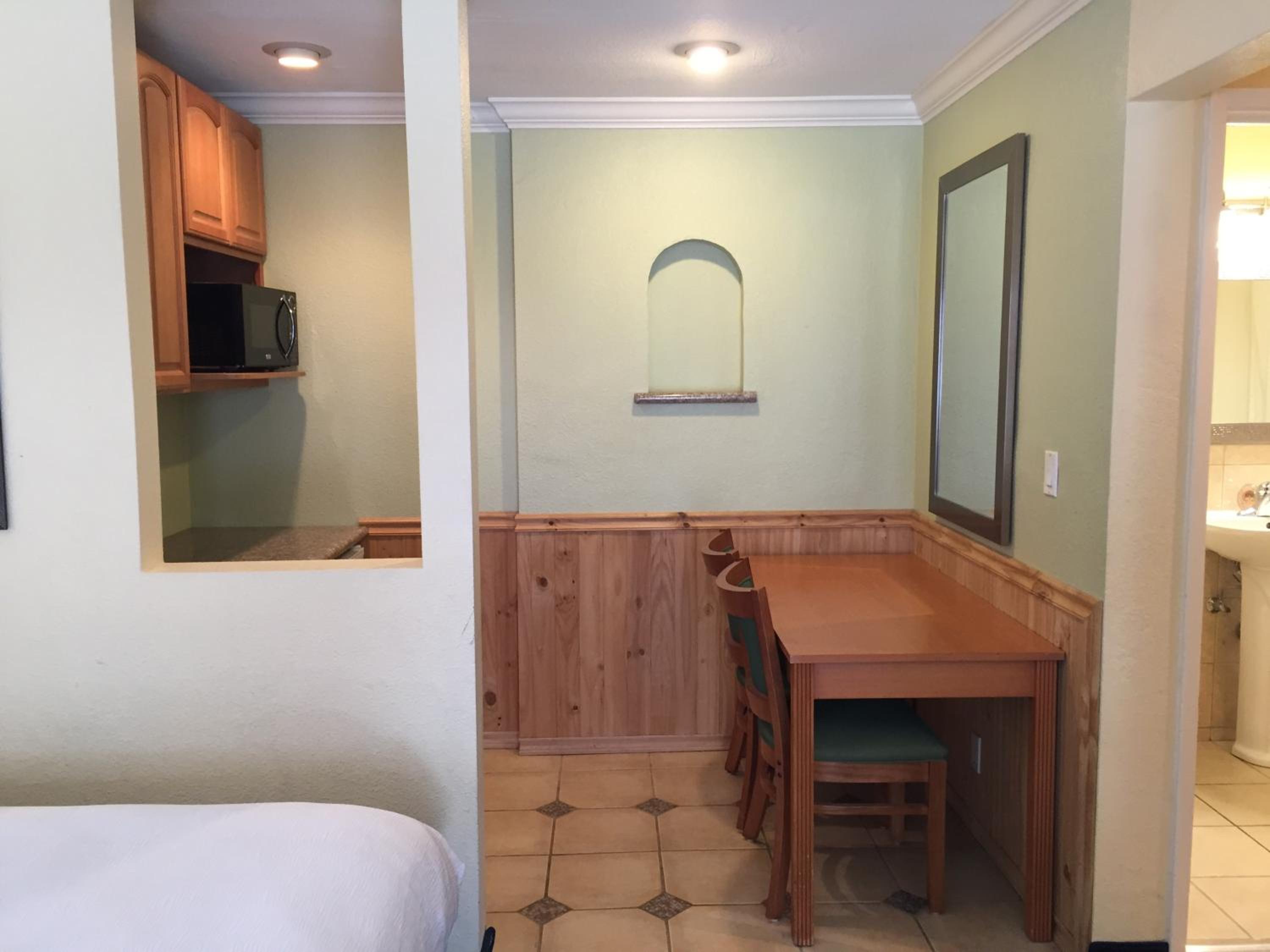 Deluxe Queen Room with Two Queen Beds - Non-Smoking - Photo 5