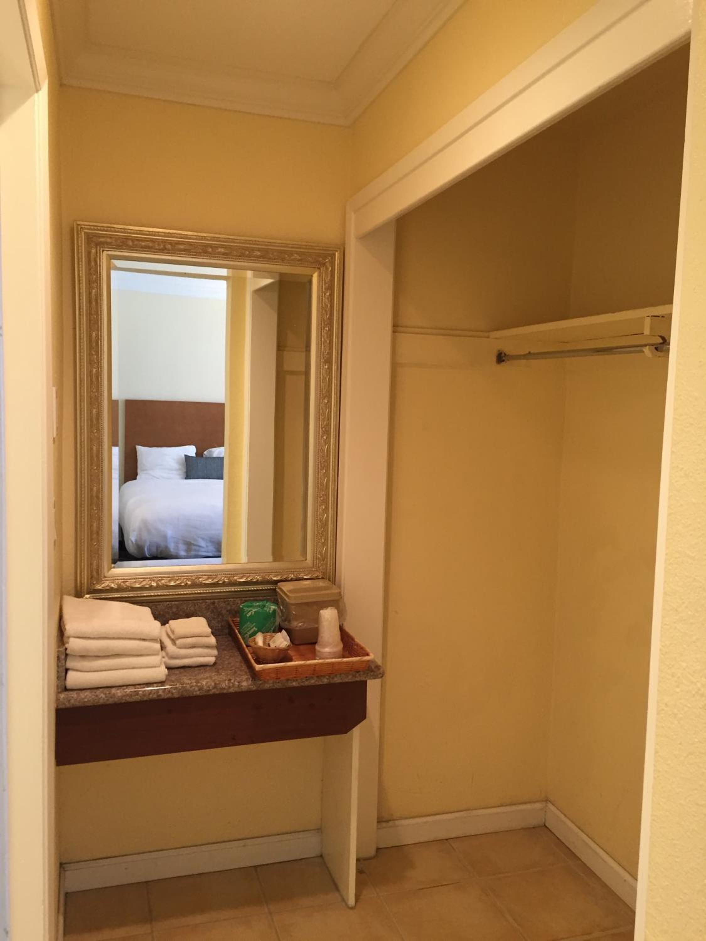 Deluxe Queen Room with Two Queen Beds - Non-Smoking - Photo 2