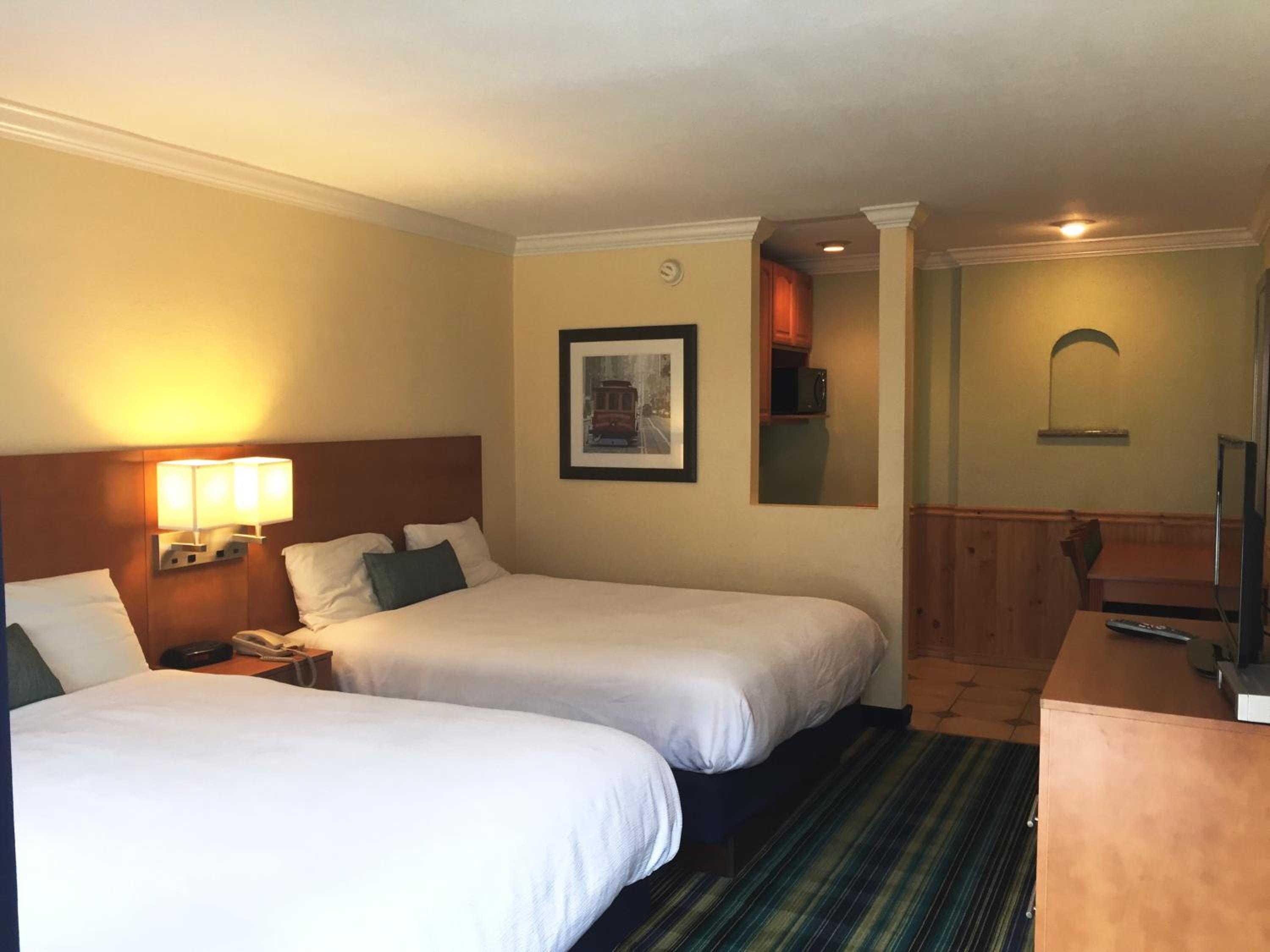 Deluxe Queen Room with Two Queen Beds - Non-Smoking - Photo 1
