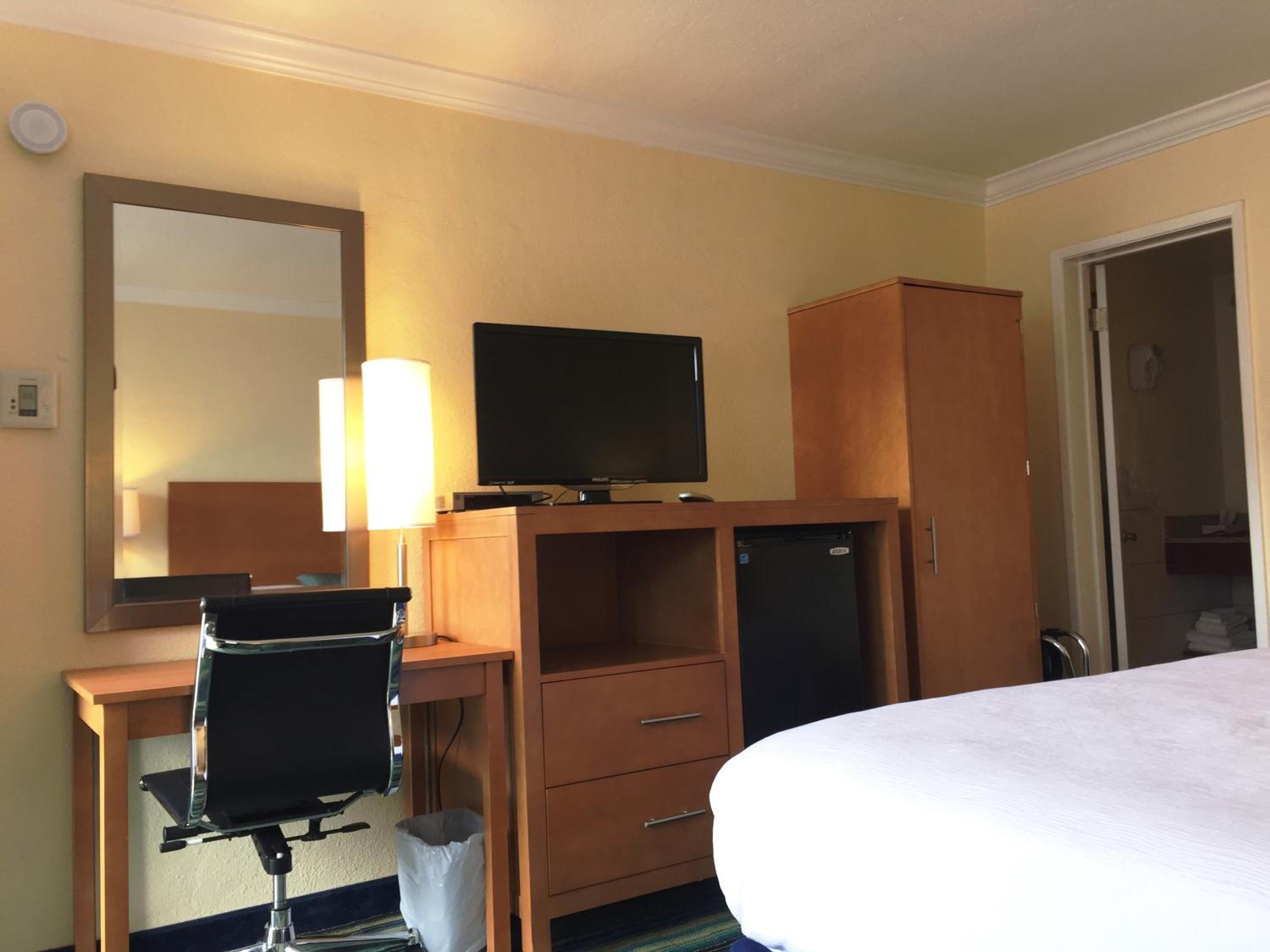 Non-Smoking Double Queen Room - Photo 2
