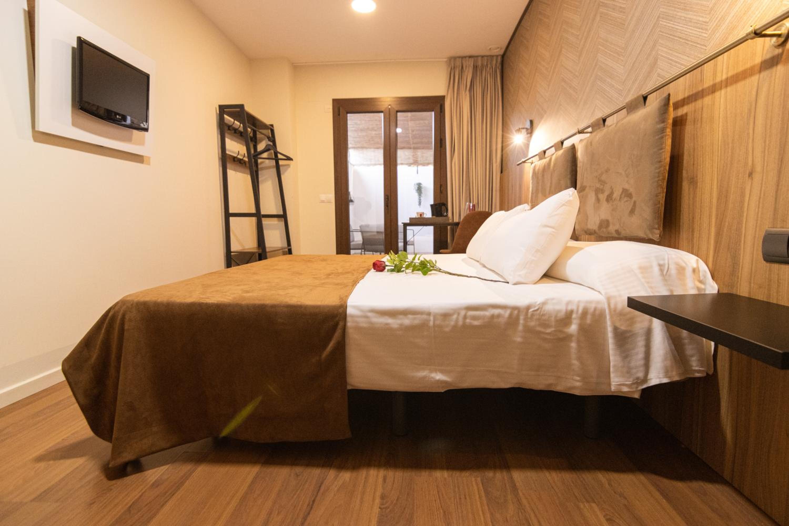 Deluxe Suite - Photo 9