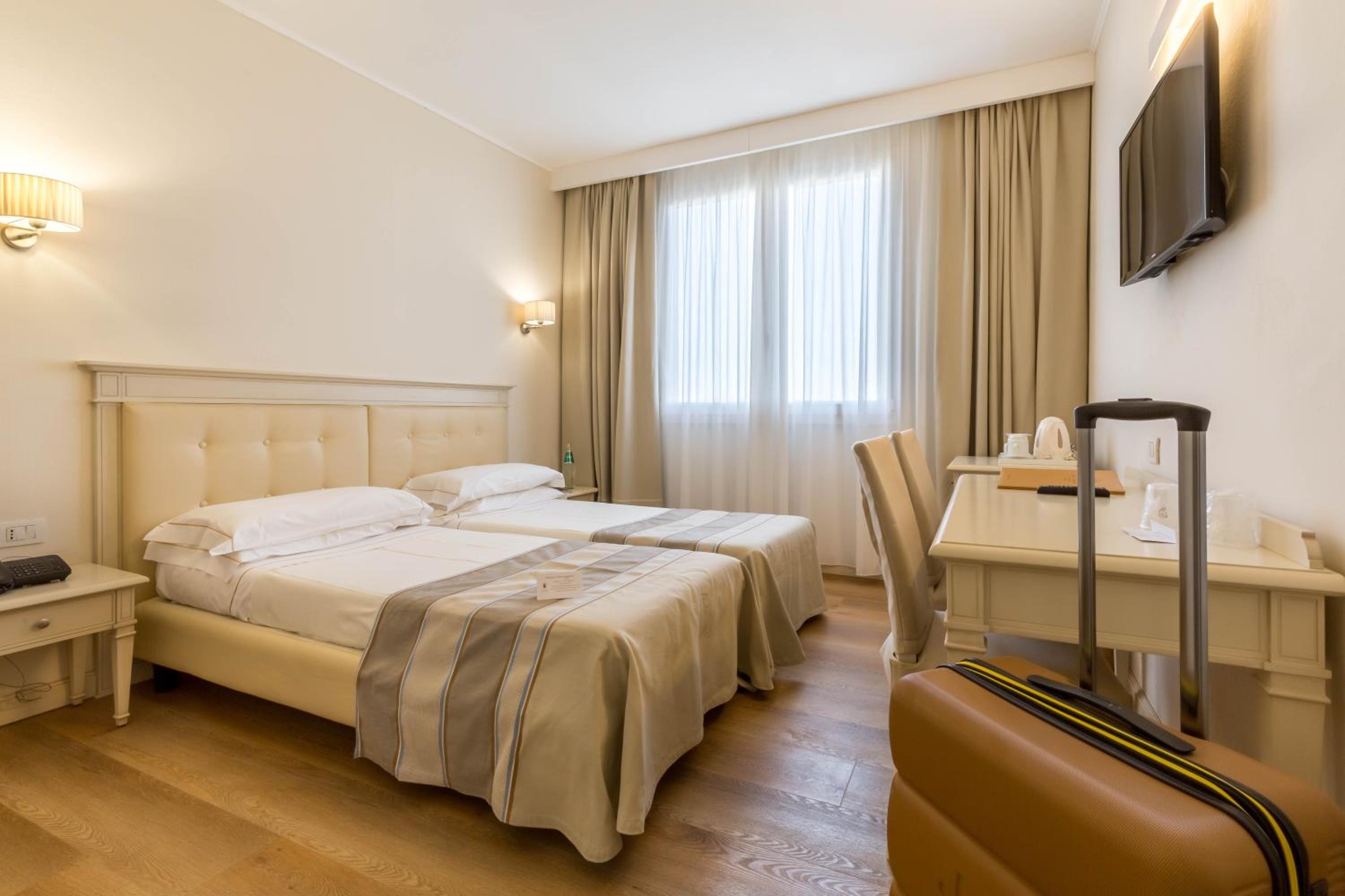 Double or Twin Room - Photo 9
