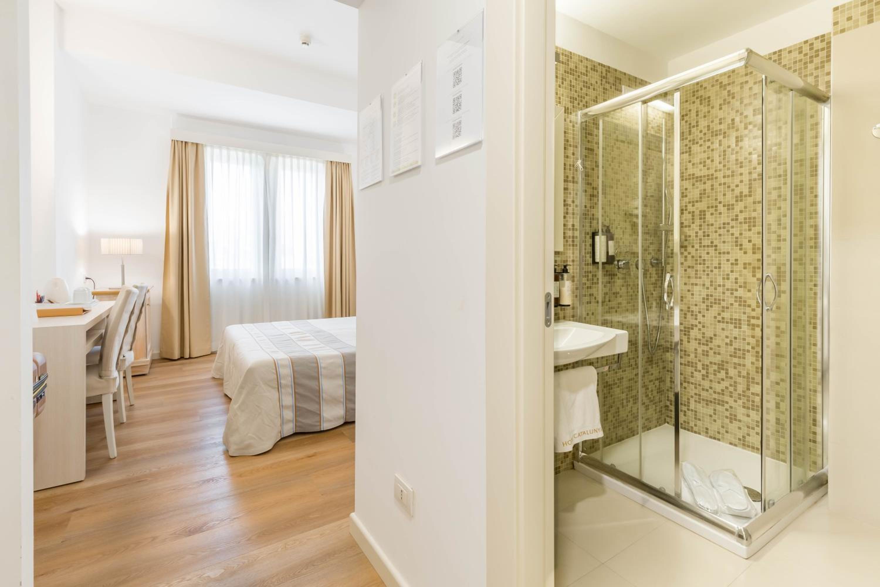 Double or Twin Room - Photo 7