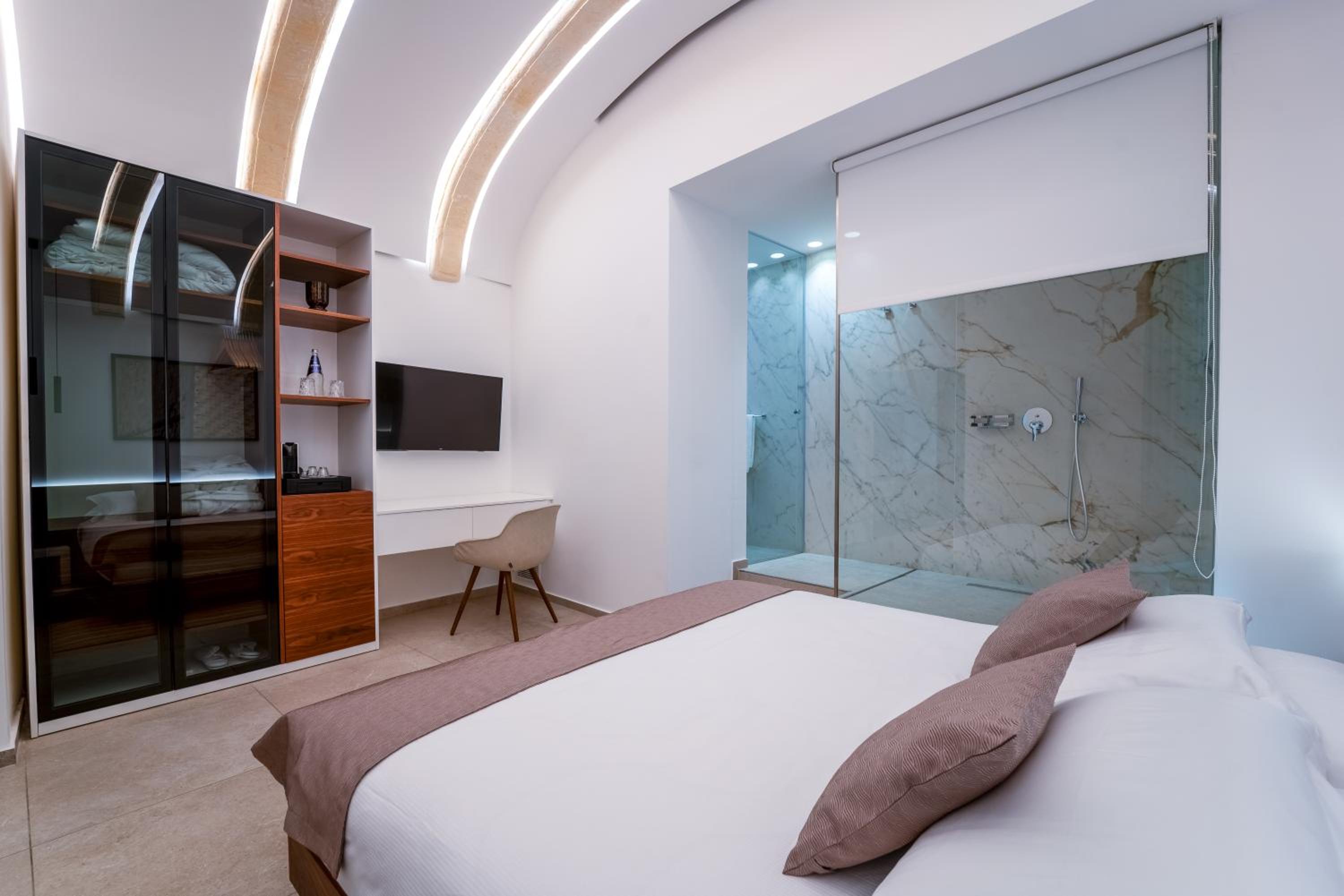 Deluxe Interior Suite photo 3