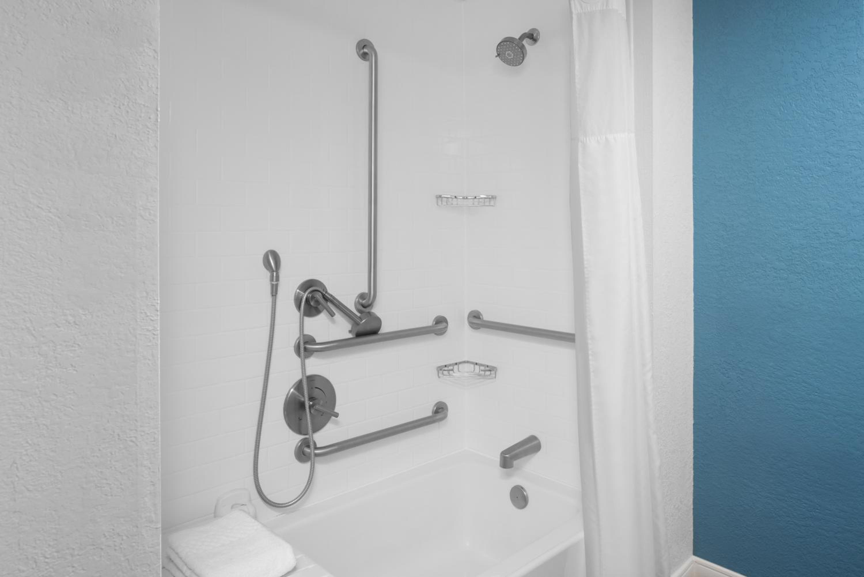 Queen Studio with Sofa Bed and Adapted Tub - Mobility Accessible