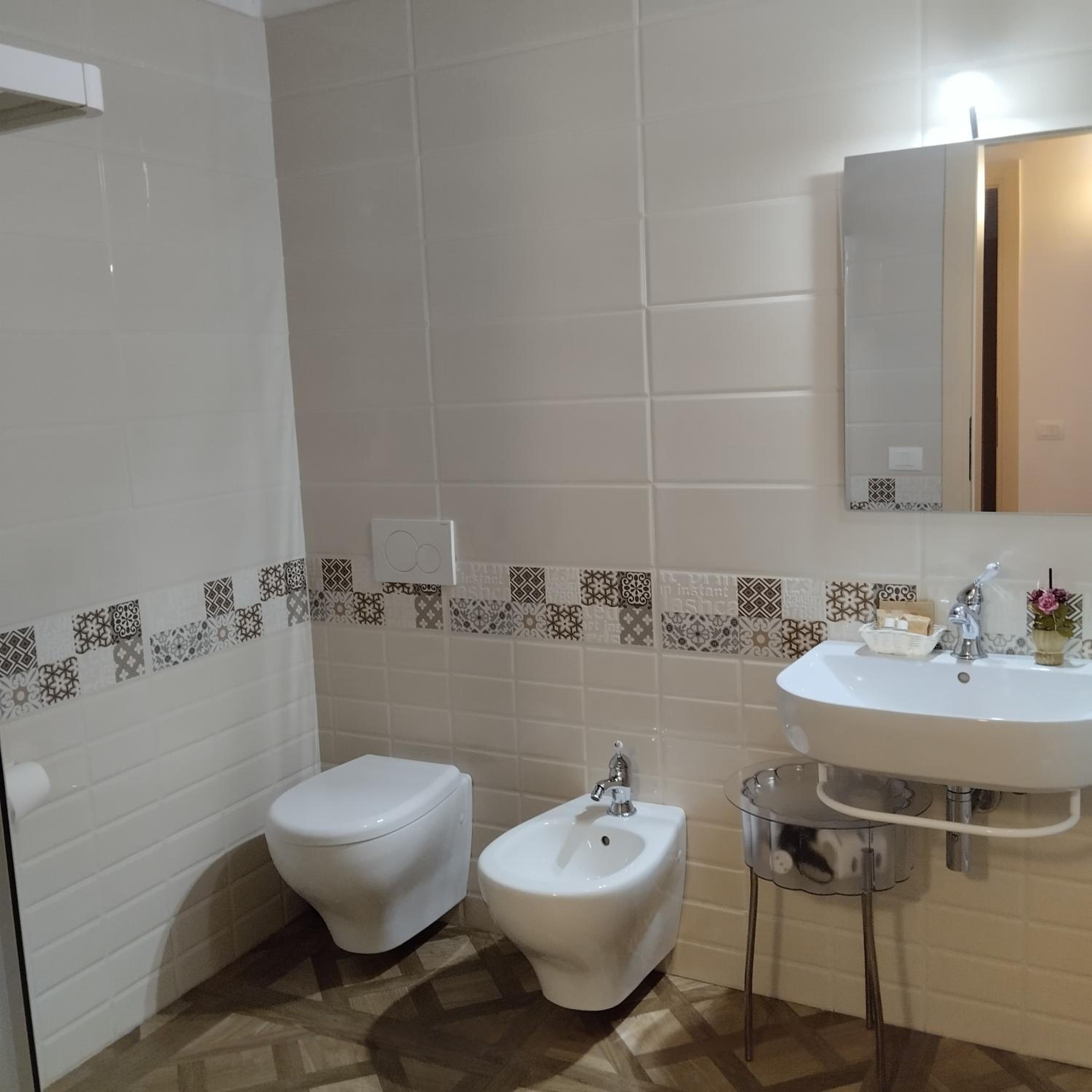 Double Room with Private Bathroom - Photo 10