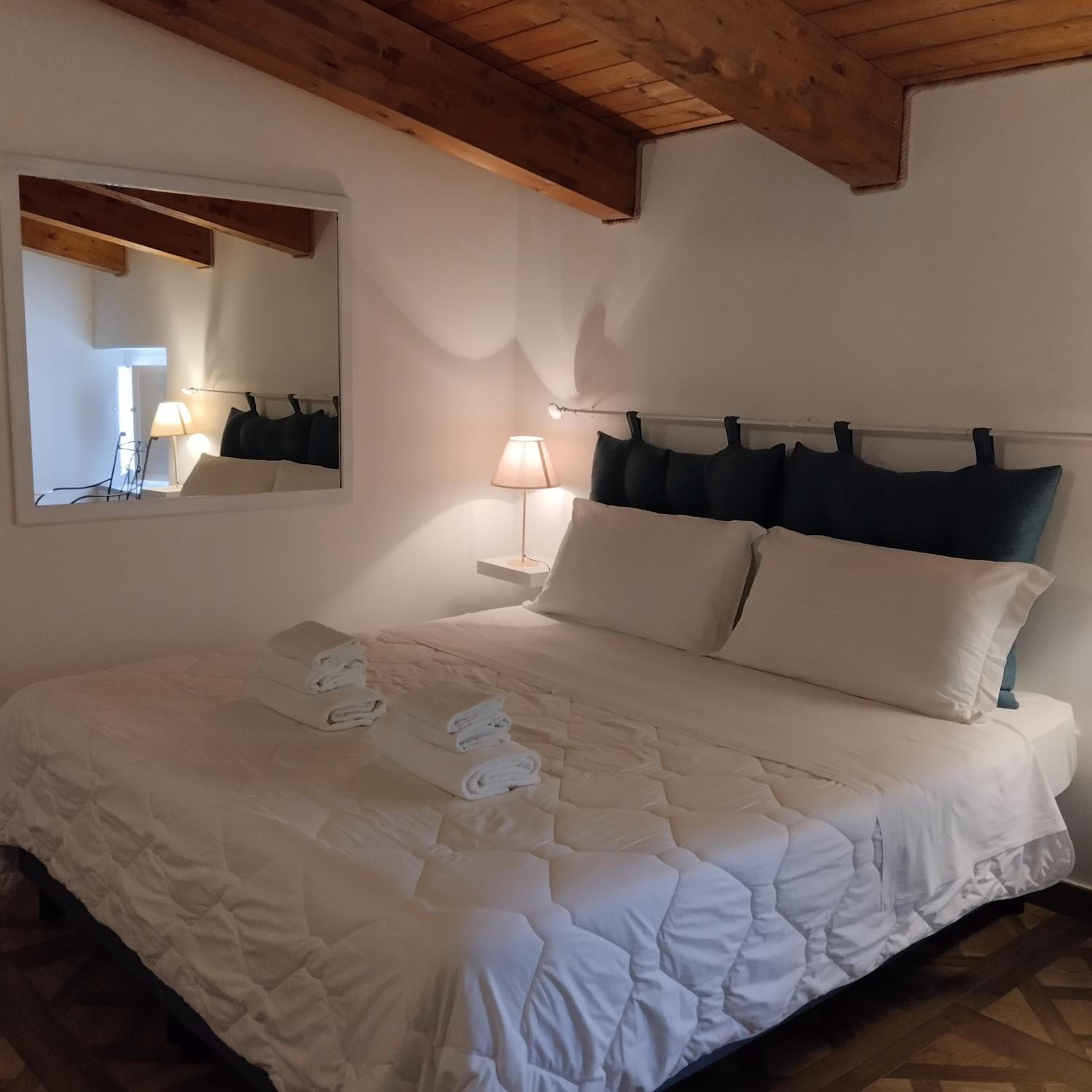 Double Room with Private Bathroom - Photo 8