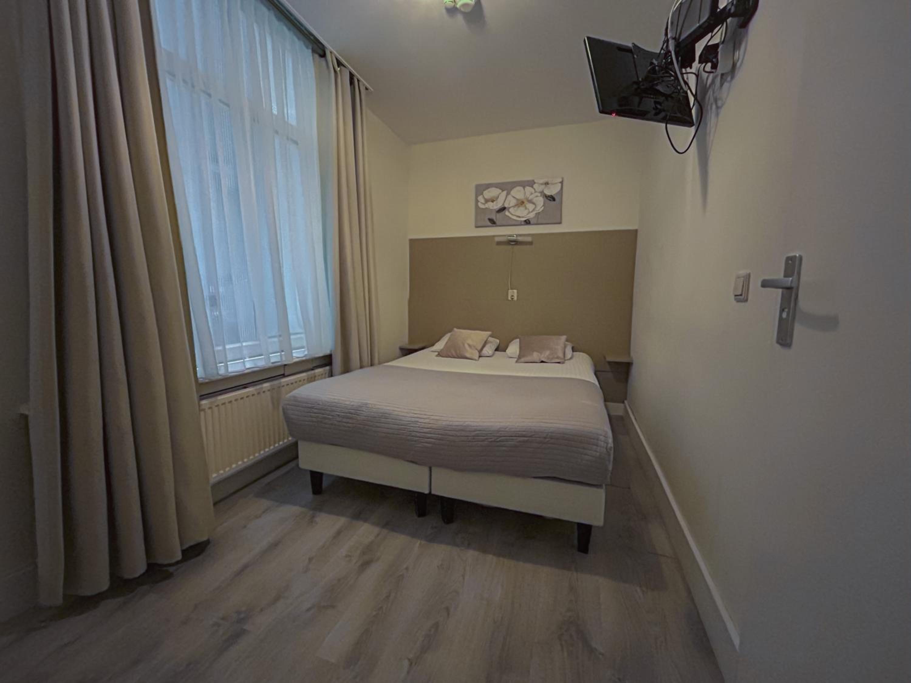 Small Double Room with Private Bathroom photo 1