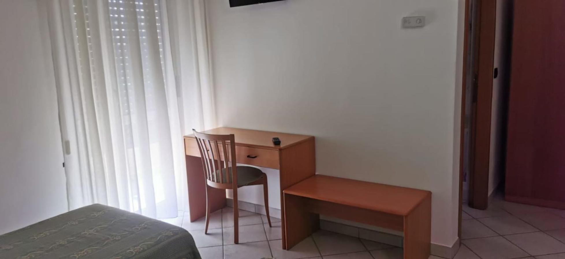 Twin Room with Private Bathroom - Photo 3