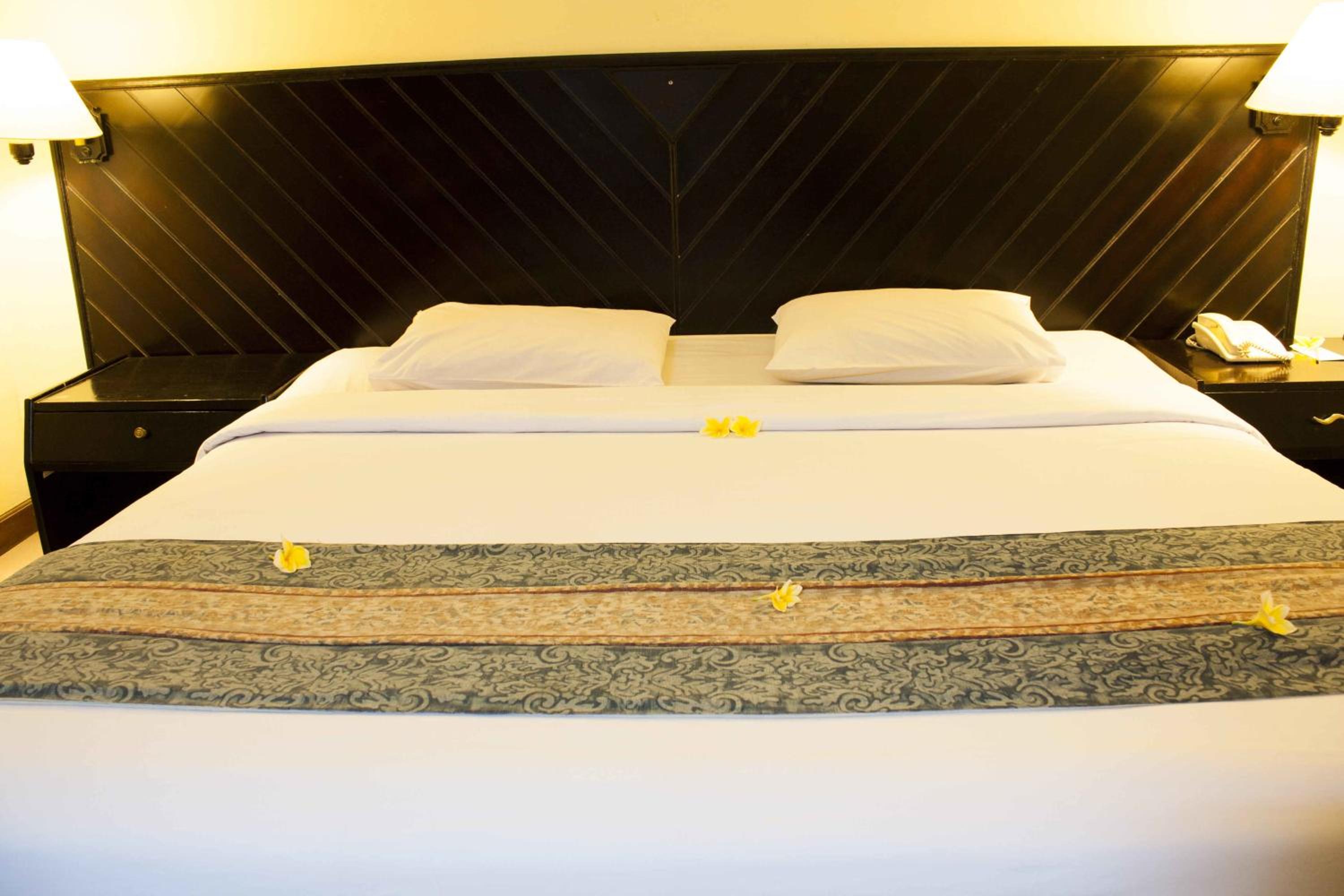 Deluxe Double or Twin Room with Pool View - Photo 11