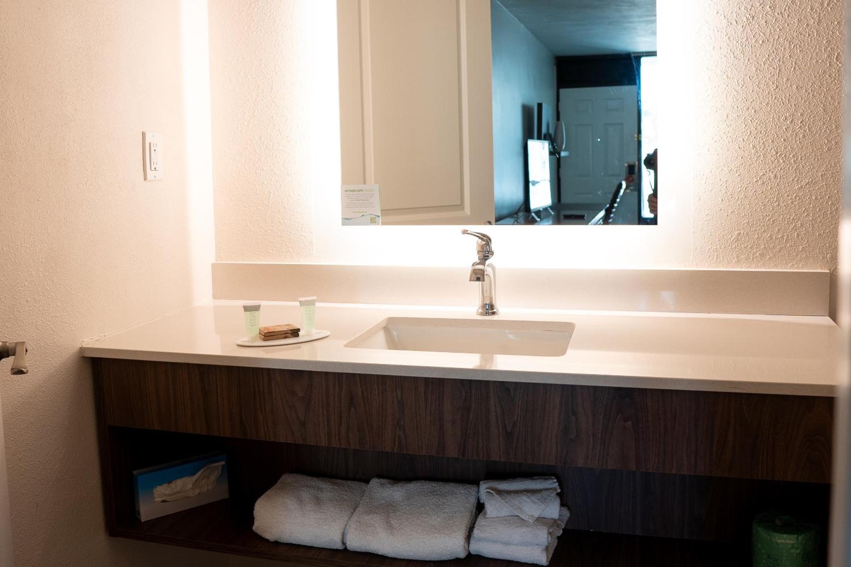 Business King Room - Non-Smoking - Photo 4