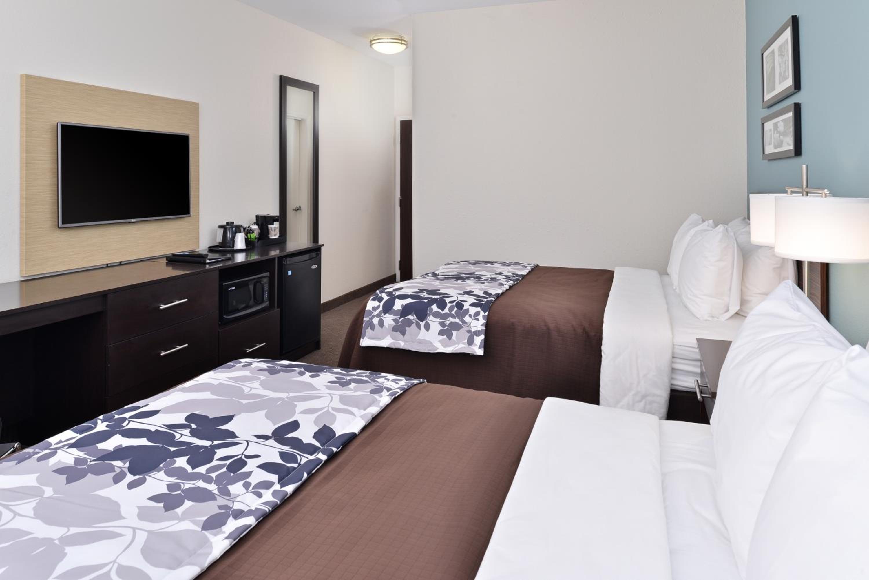 Queen Room with Two Queen Beds - Non-Smoking photo 2