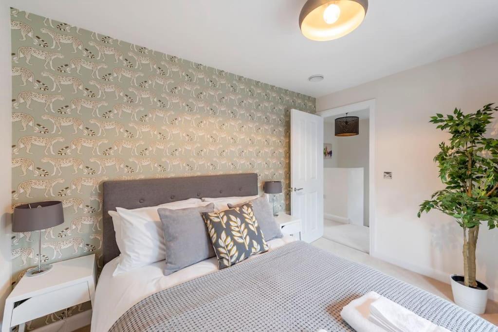 Three-Bedroom House photo 2