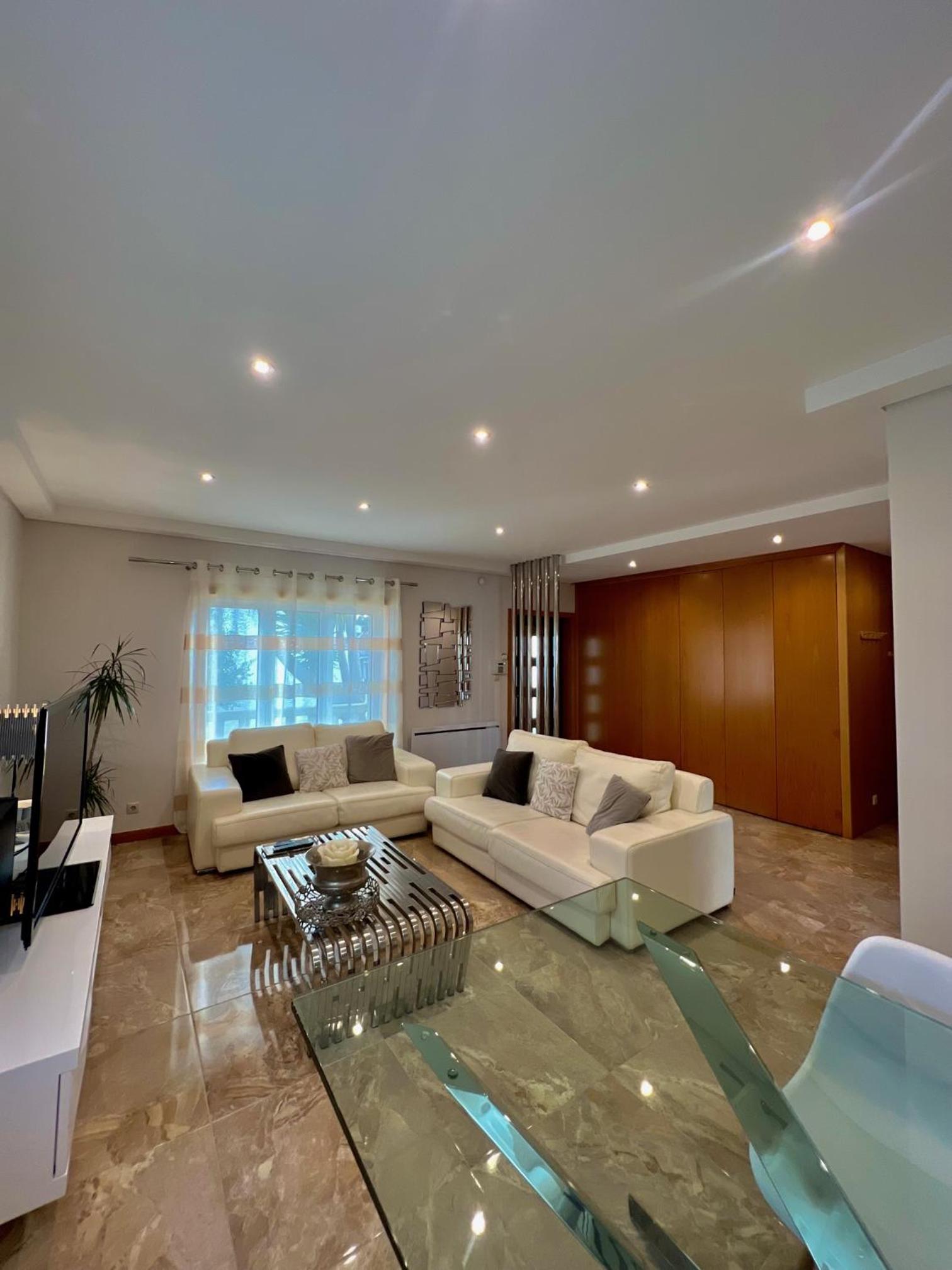 Five-Bedroom House photo 1
