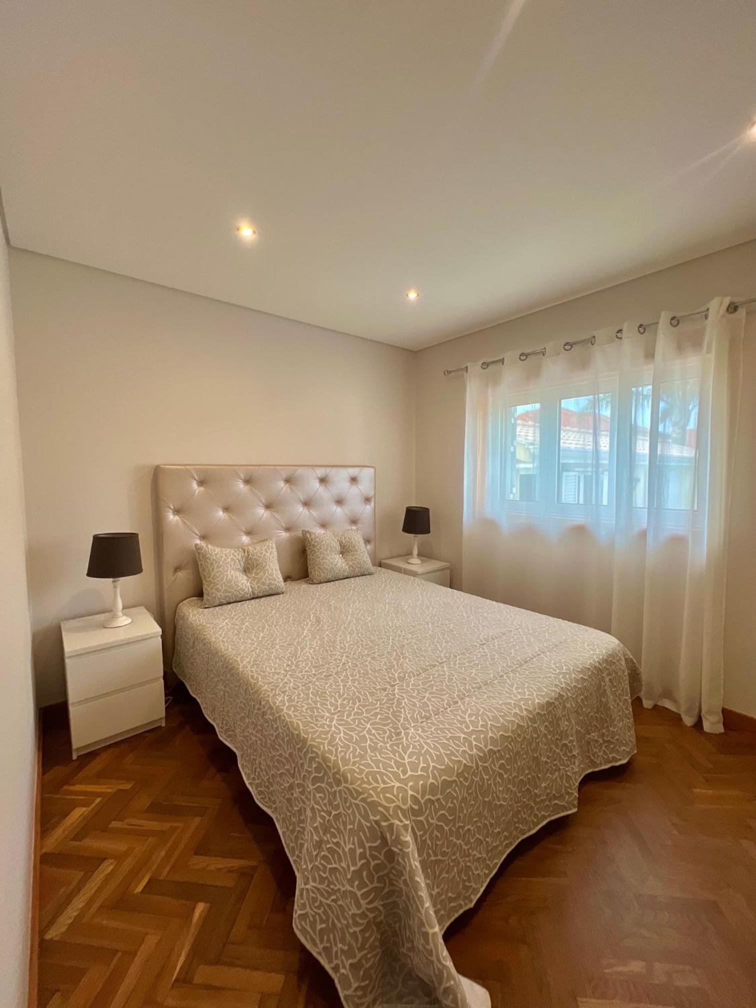 Five-Bedroom House photo 3