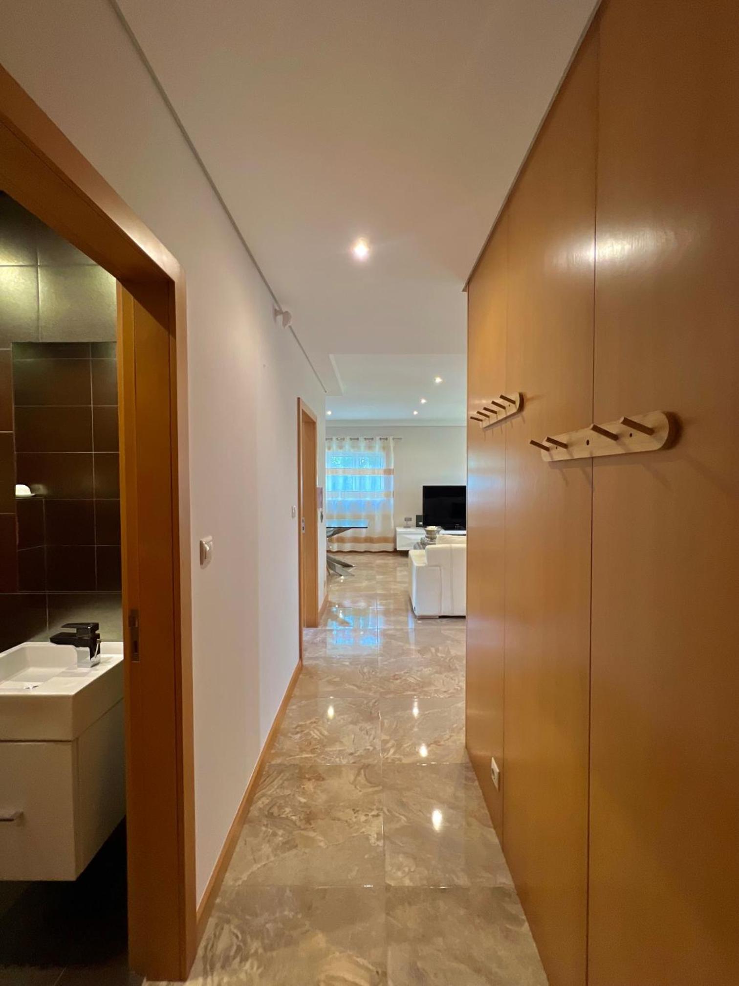 Five-Bedroom House photo 2